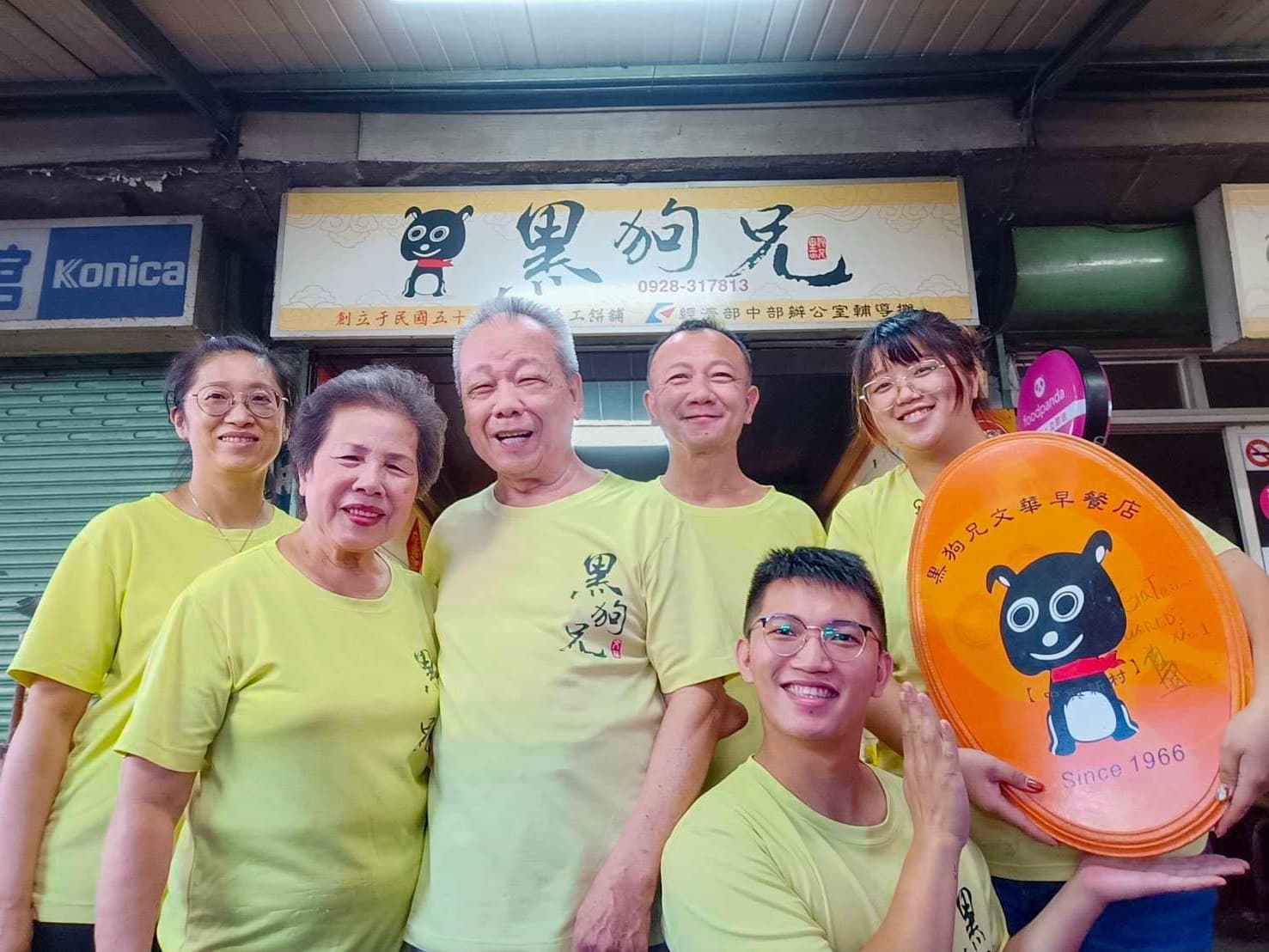 張竣凱(前排1)積極與居民溝通,希望可以讓家鄉變得更好,也讓越來越多店家願意跟他合作,一同努力放大地方特色。(張竣凱提供)