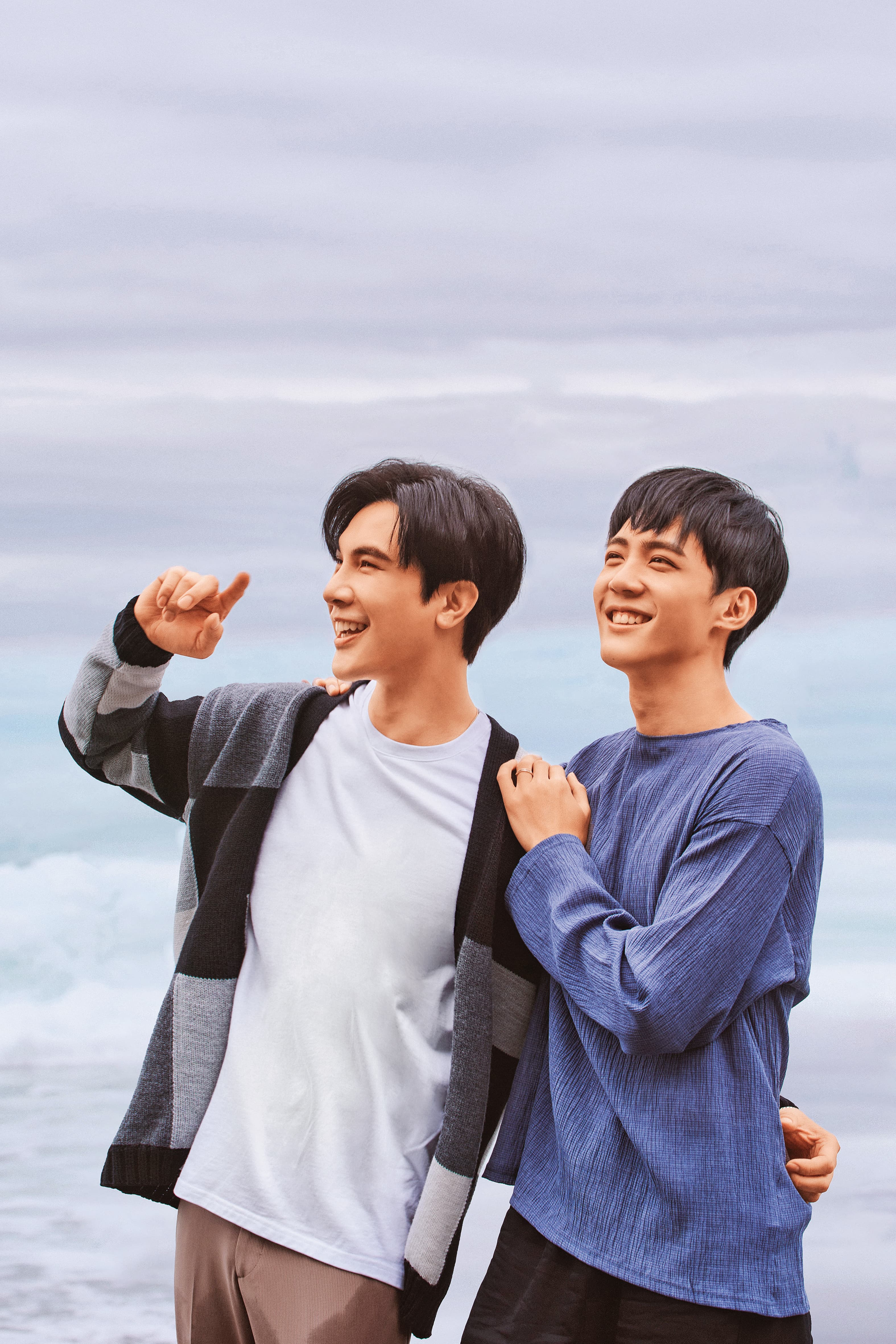 謝佳見(左)為了轉型,特地增胖扮演同志爸爸角色,還演出激情床戲。右為邱木翰。(GagaOOLala提供)