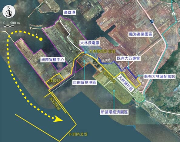東丕營造遭檢舉未依約在高雄港A6碼頭旁製作沉箱，再由浮沉台船運至一旁的碼頭。（翻攝環境部簡報）