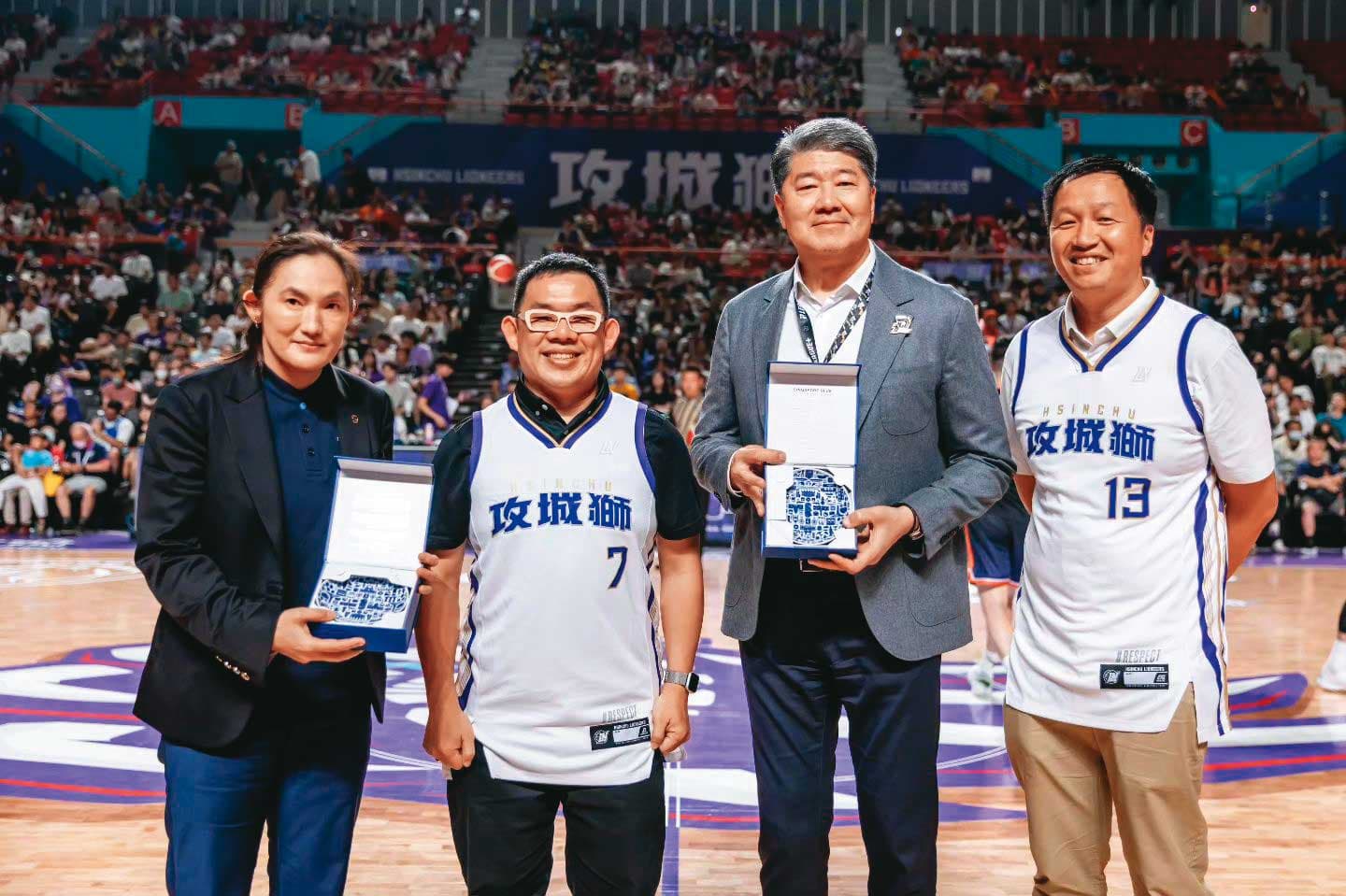 T1會長錢薇娟與新加坡政府簽署MOU,確定組「隆虎隊」來台參賽。(翻攝新竹御頂攻城獅IG)