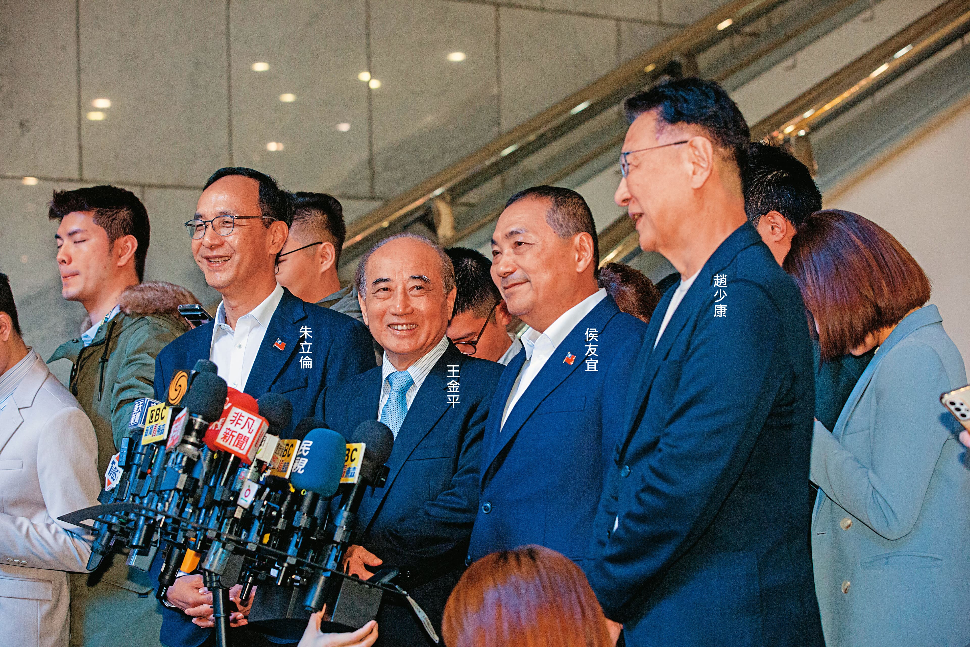侯趙配成形後,找來熟悉地方派系、擅於調和鼎鼐的前立法院長王金平擔任後援會總會長,固穩組織票及黨內整合。