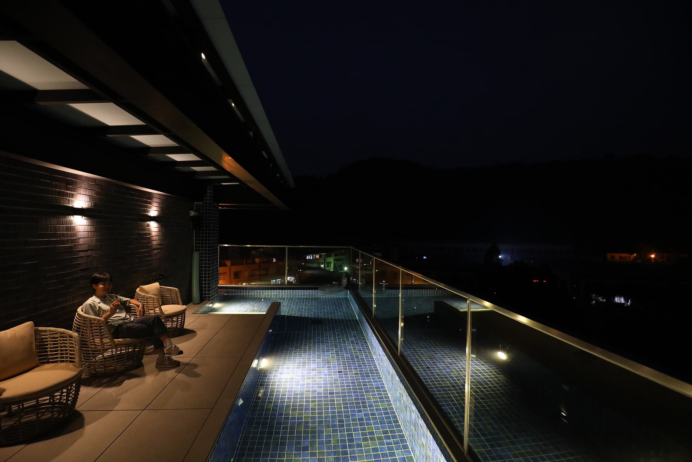 6樓戶外的Sky Pool不只可以游泳戲水,也是夜晚觀星的好去處。