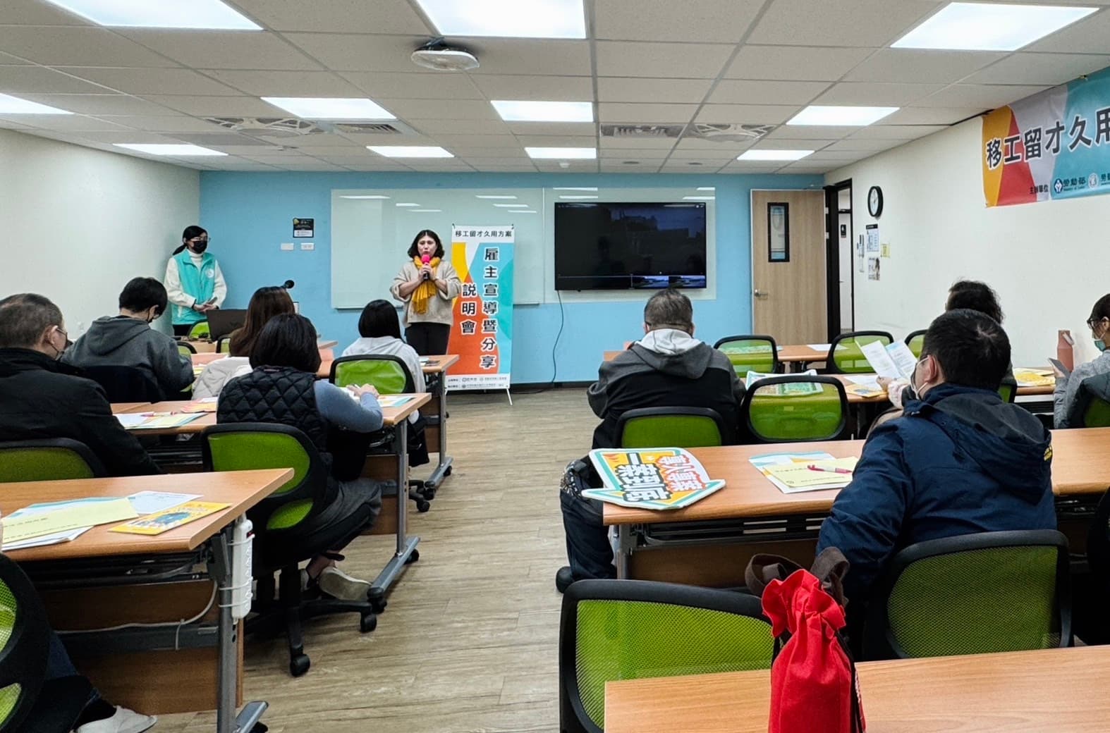 約有32家企業熱烈參與今日移工留才久用方案宣導說明會。(移民署提供)