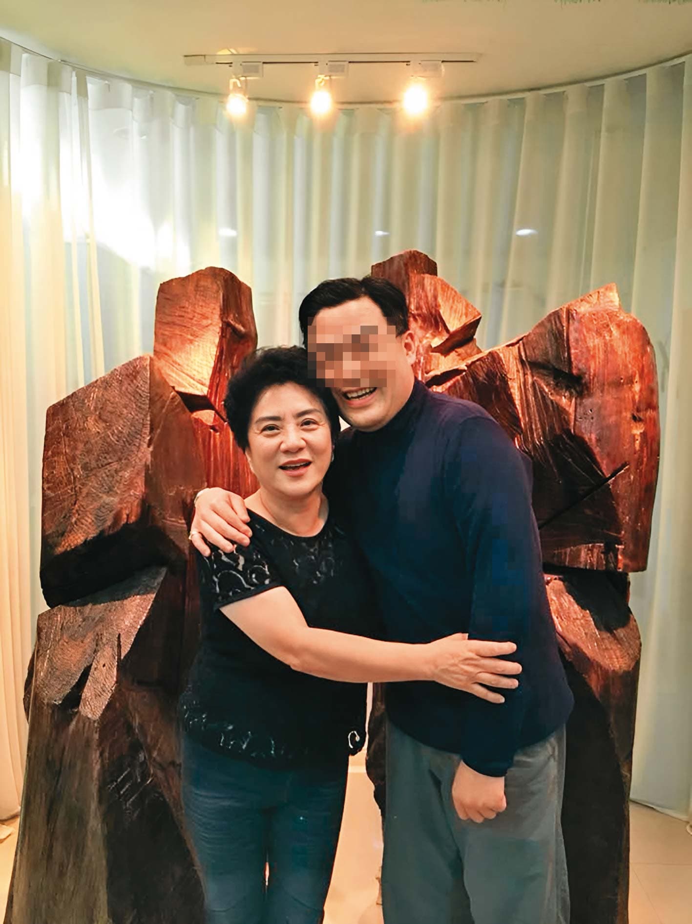 邱彰(左)與友人在木雕前合照,從擺飾可看出她相當重視朱銘作品。(翻攝邱彰臉書)