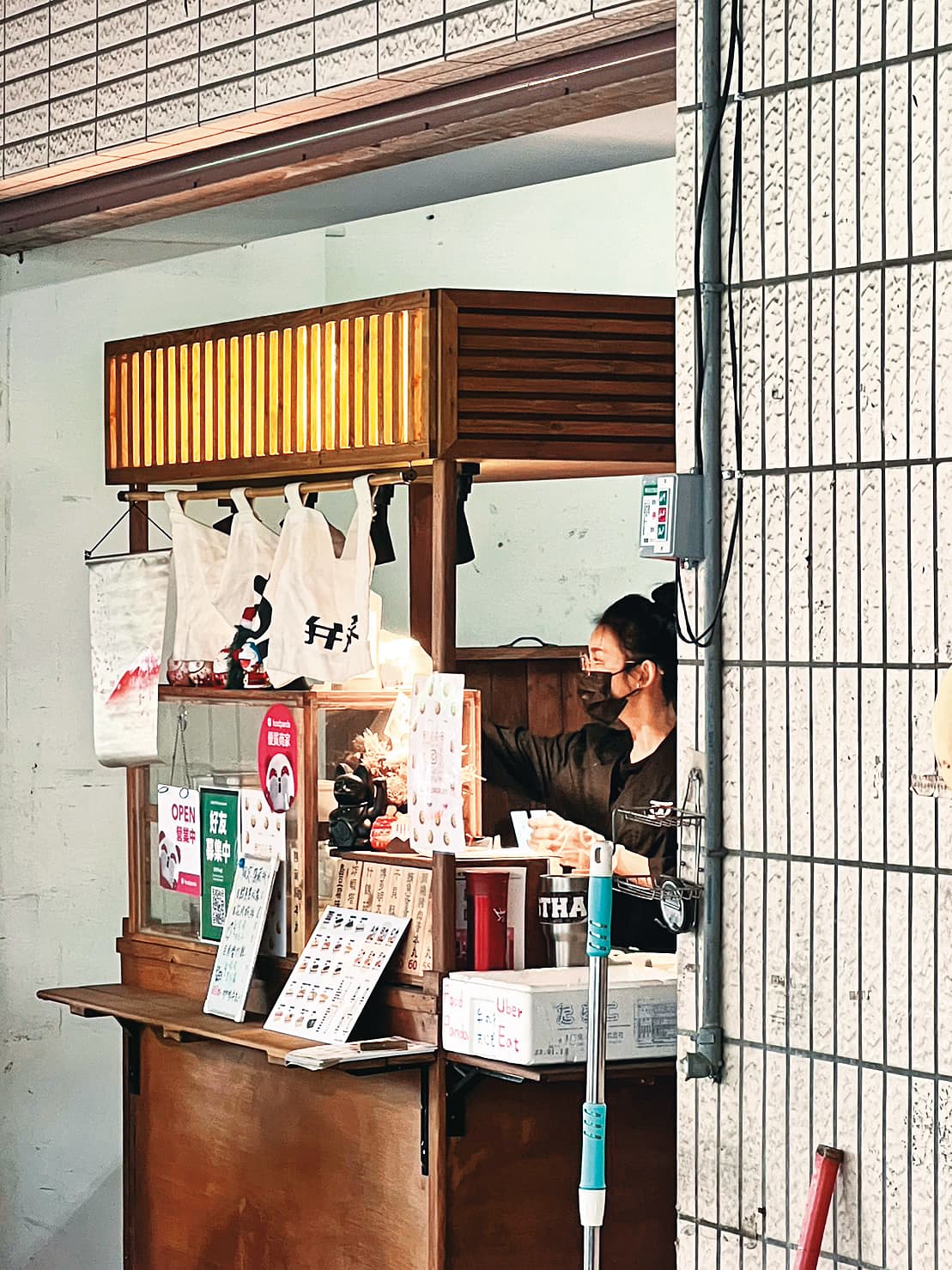 采子曾暫退演藝圈,回高雄老家打工賣飯糰。(讀者提供)