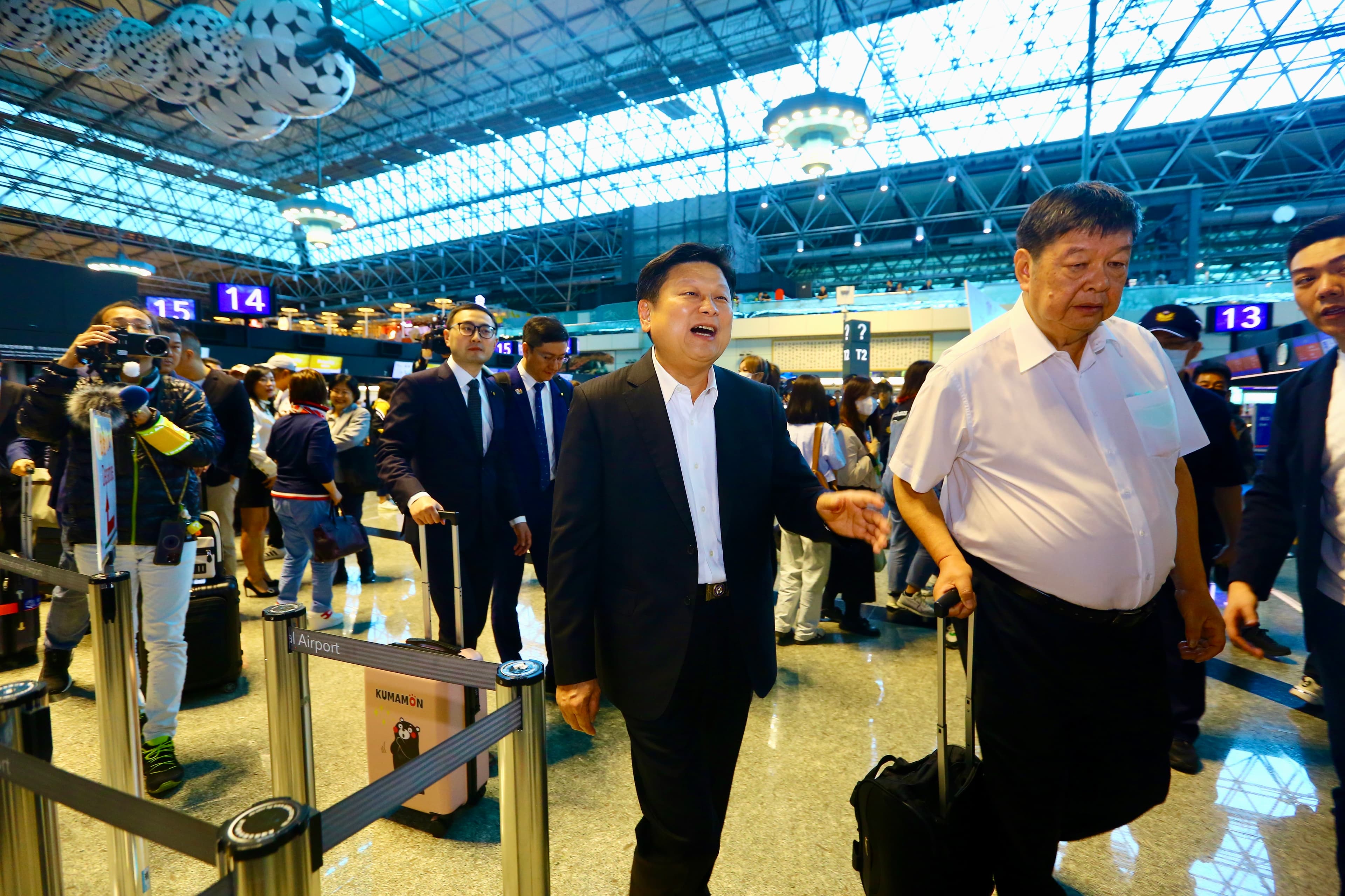 傅崐萁今下午從桃園機場出發,預計後天返台。