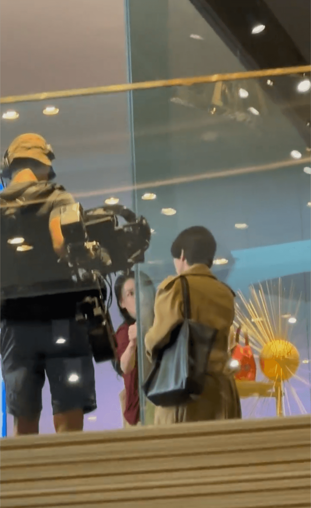 其他影片見到2人身旁還有攝影機,疑似正在拍電影。(翻攝自小紅書)