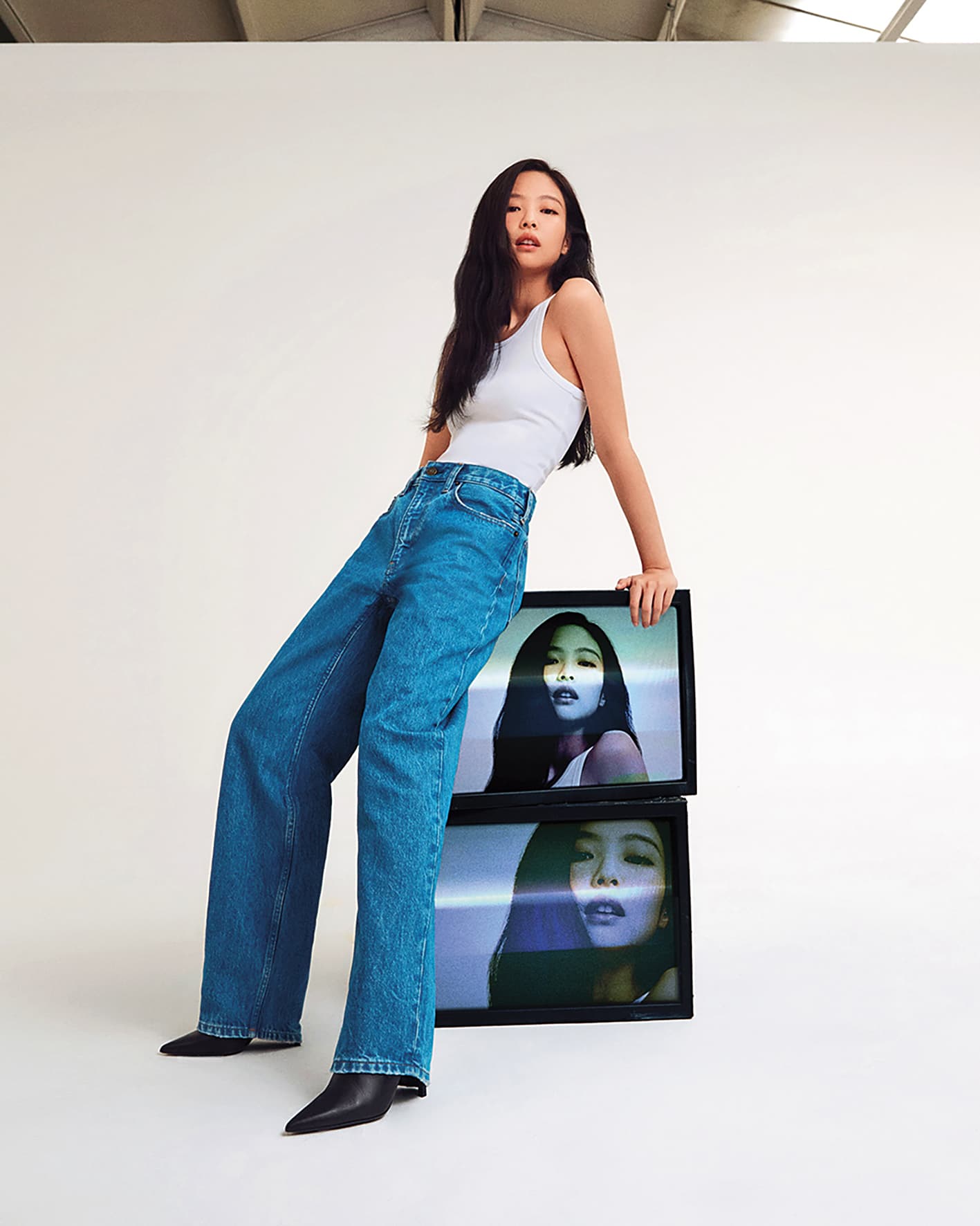 Jennie選穿棉質Contour羅紋背心,搭配高腰90's寬鬆牛仔褲,時尚舒適。(Calvin Klein提供)