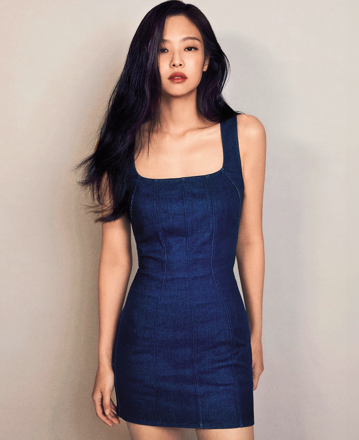 Sculpt緊身牛仔連身短裙展示講究的剪裁以及Jennie的曲線美感。(Calvin Klein提供)
