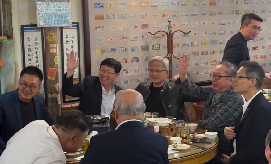 黃仁勳(圖中)與林百里(右1)、劉揚偉(左1)一起向媒體say hi。(讀者提供)