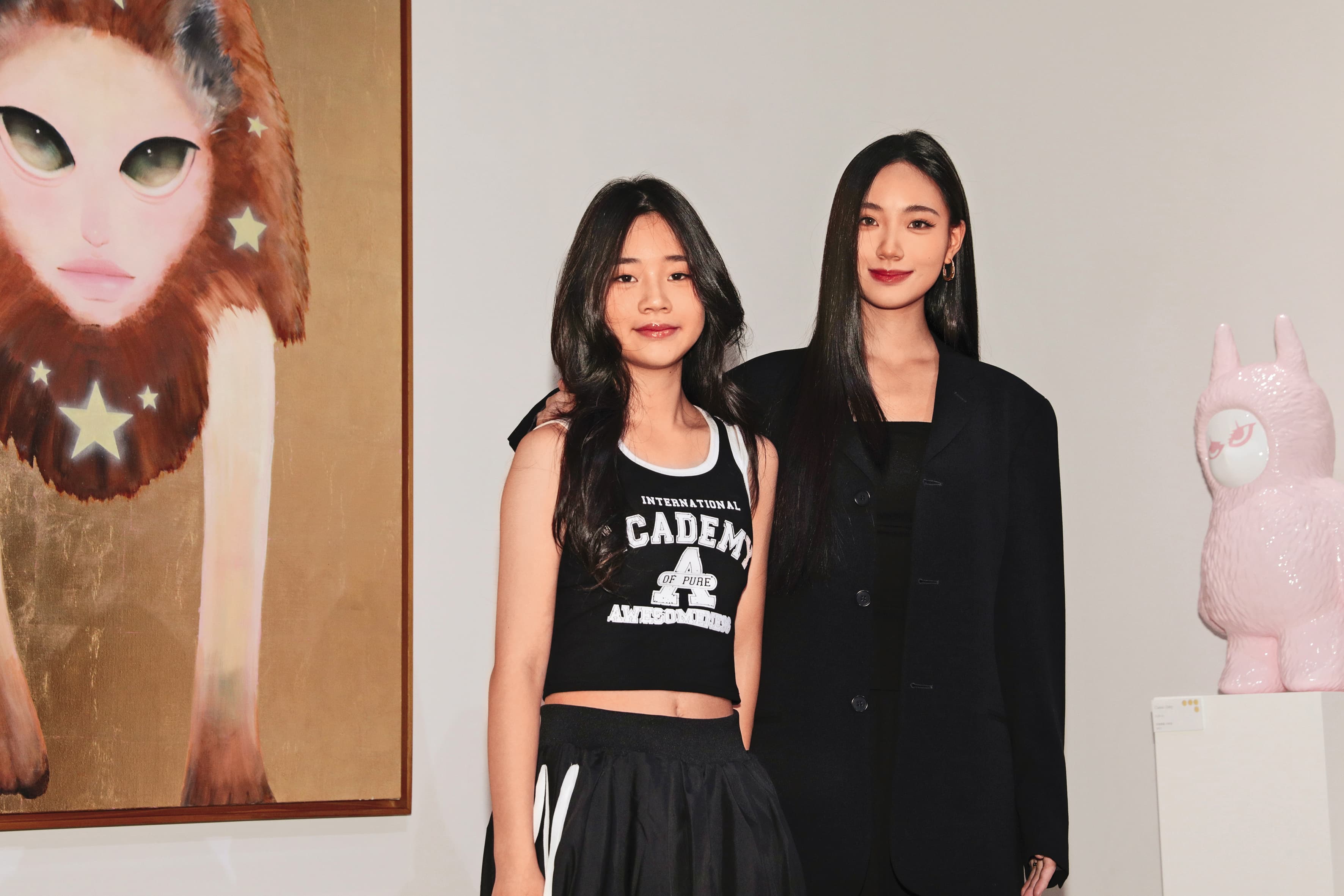 小S二女兒Lily(右)日前開畫展,吸引演藝圈名流爭相觀賞、購買。左為許老三(許曦恩)。