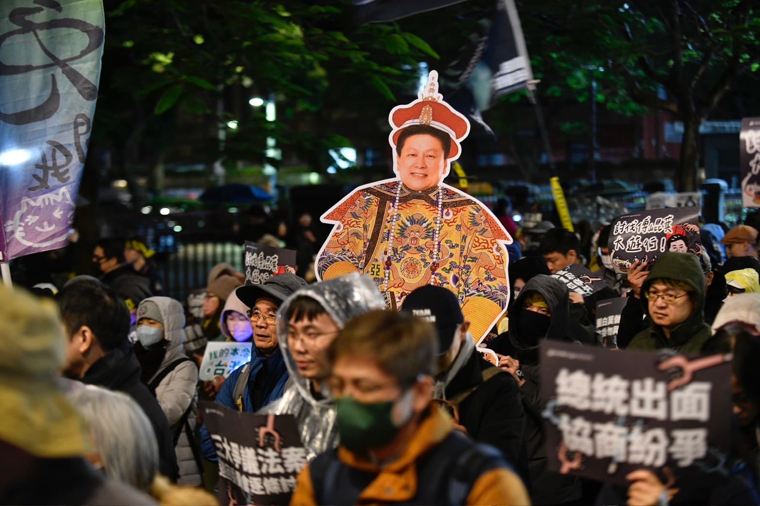 國民黨明天將強渡3大爭議法案,今晚有大批民眾聚集在立法院外,對此表達不滿。