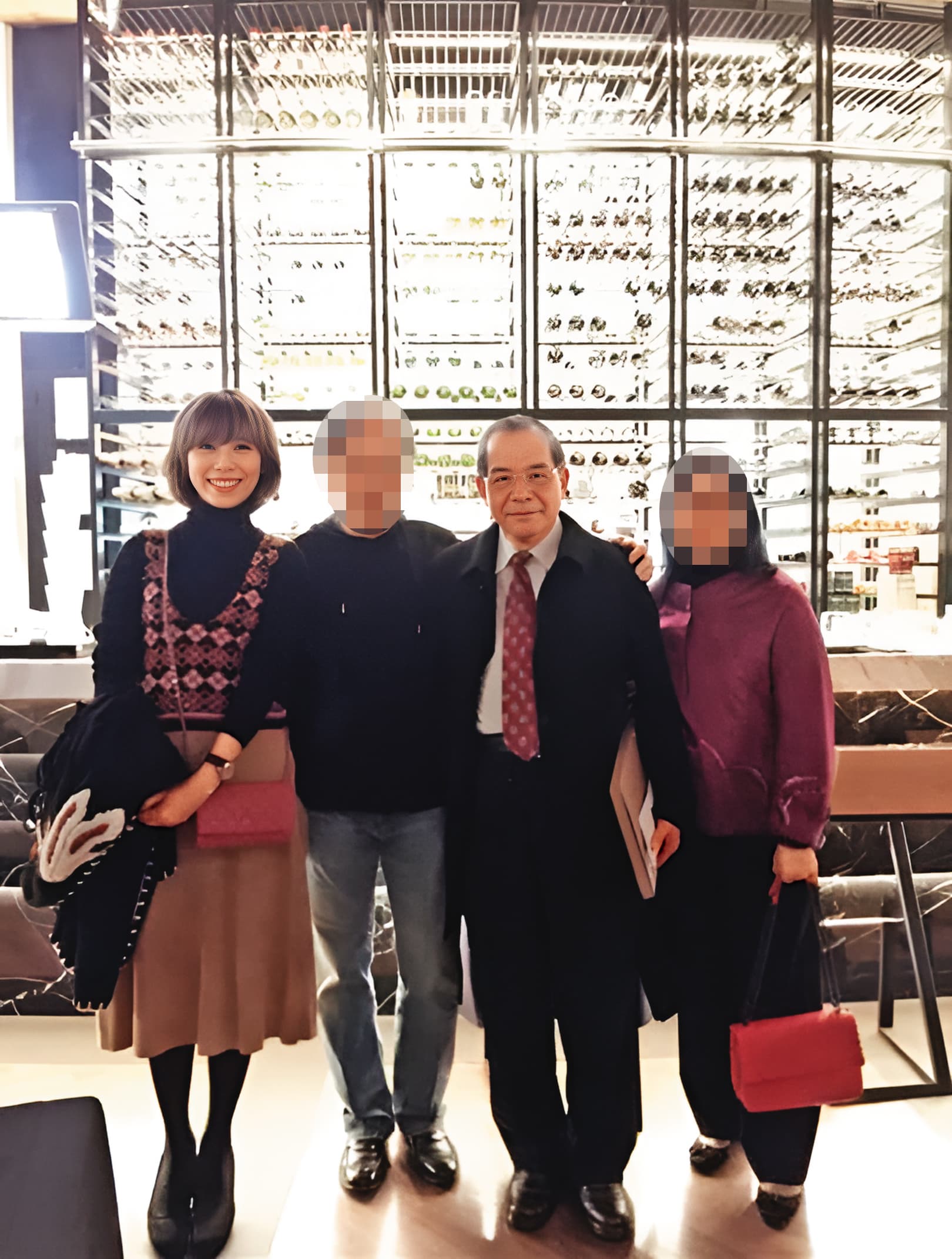 貴婦奈奈(左1)與黃立雄(右2)曾經合影。(翻攝臉書)