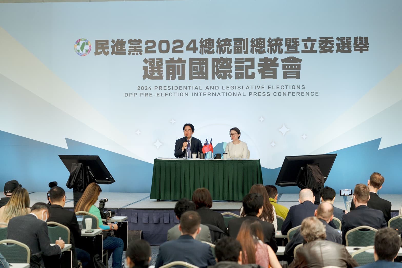 賴清德說明,他與蕭美琴將延續蔡英文總統過往深受國際肯定的政策,主張雙管齊下,強調和平無價、戰爭沒有贏家。(賴清德團隊提供)