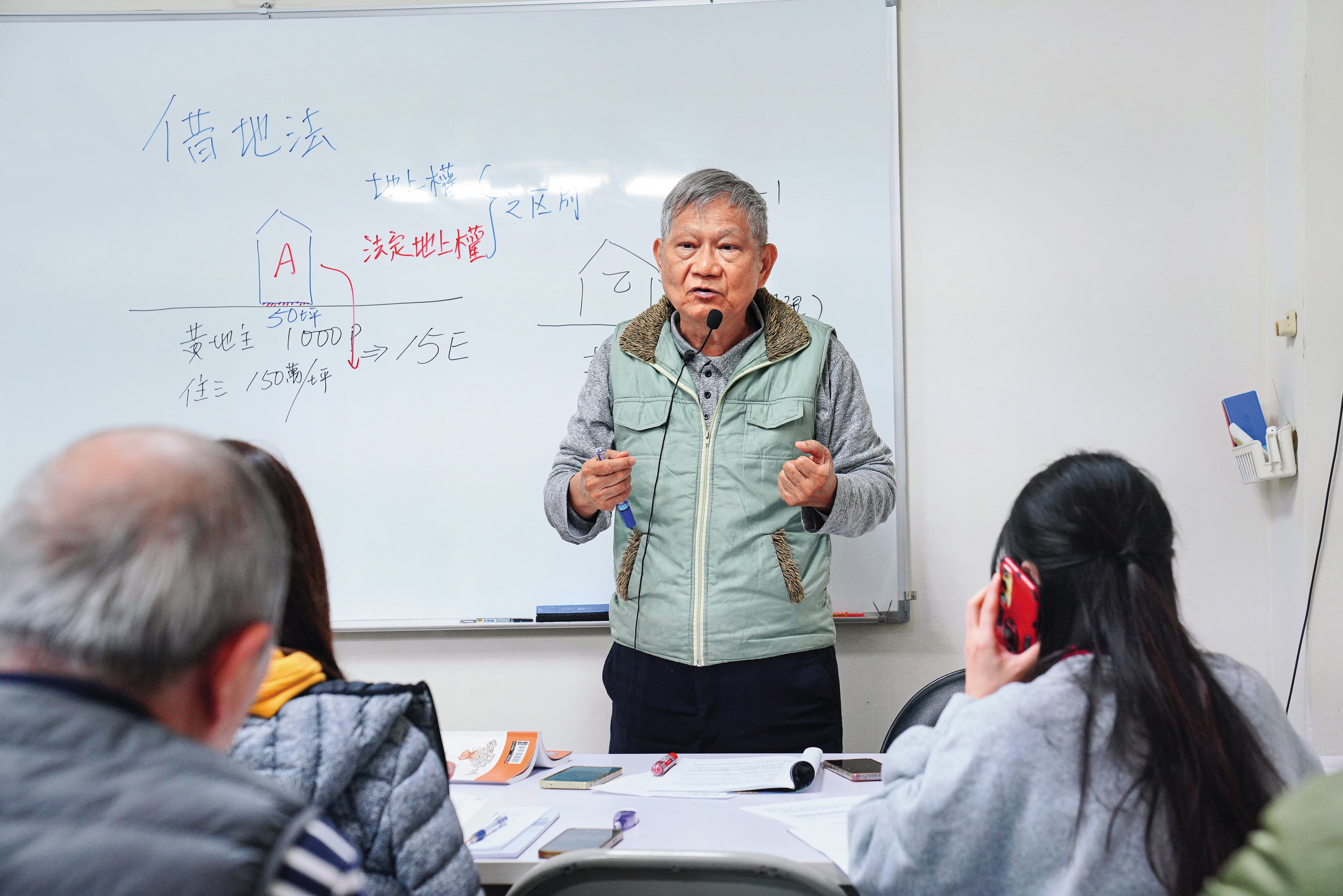 黃正雄擁有近60人團隊,平日也會教課,分享法拍實務經驗。