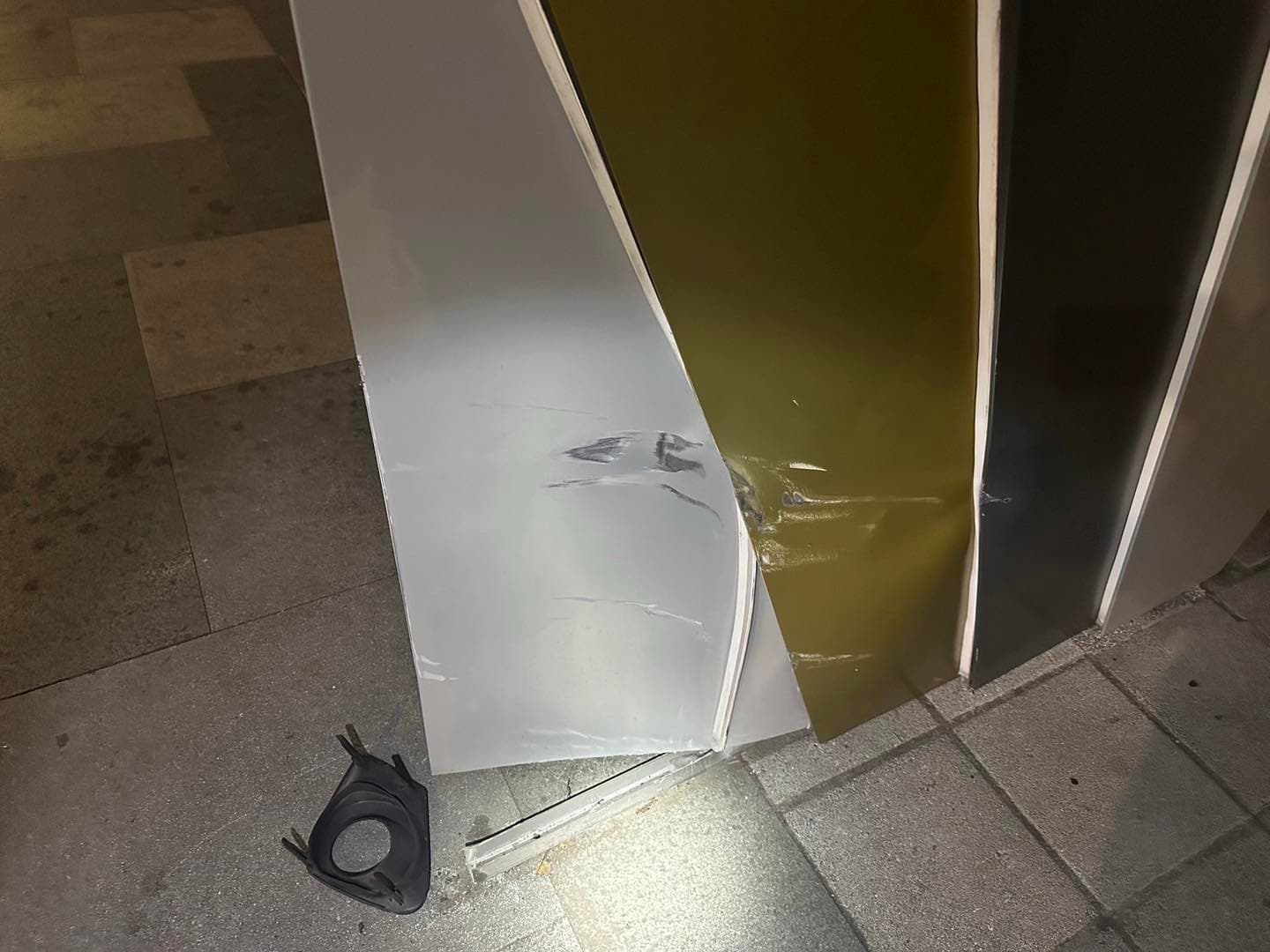 上個月剛啟用的星宇航空公車亭慘遭撞凹。(翻攝自基隆市警察局臉書)