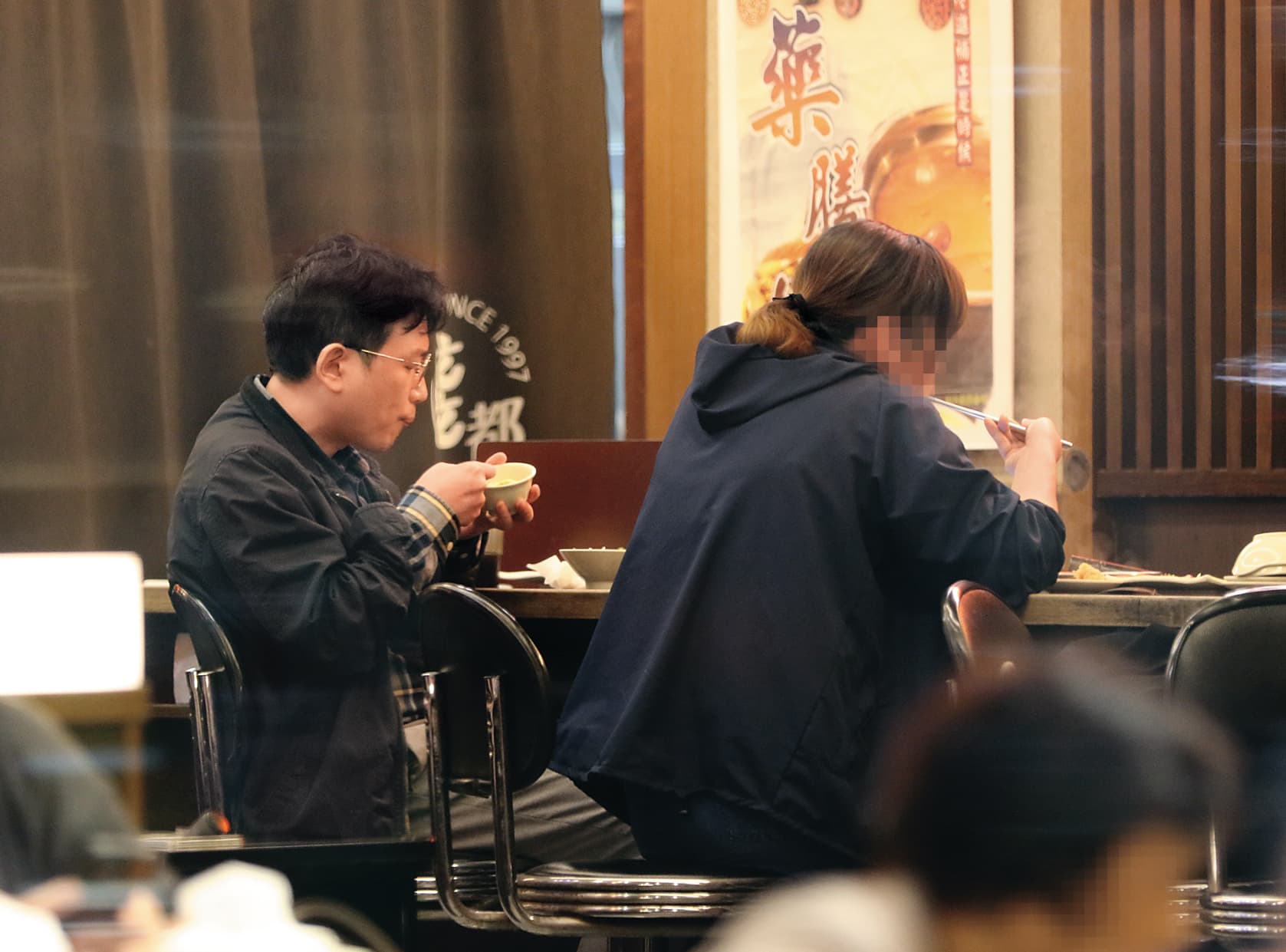 6月25日19:36,江坤俊與女祕書各吃各的,偶爾聊聊天,沒像護理師那般曖昧。