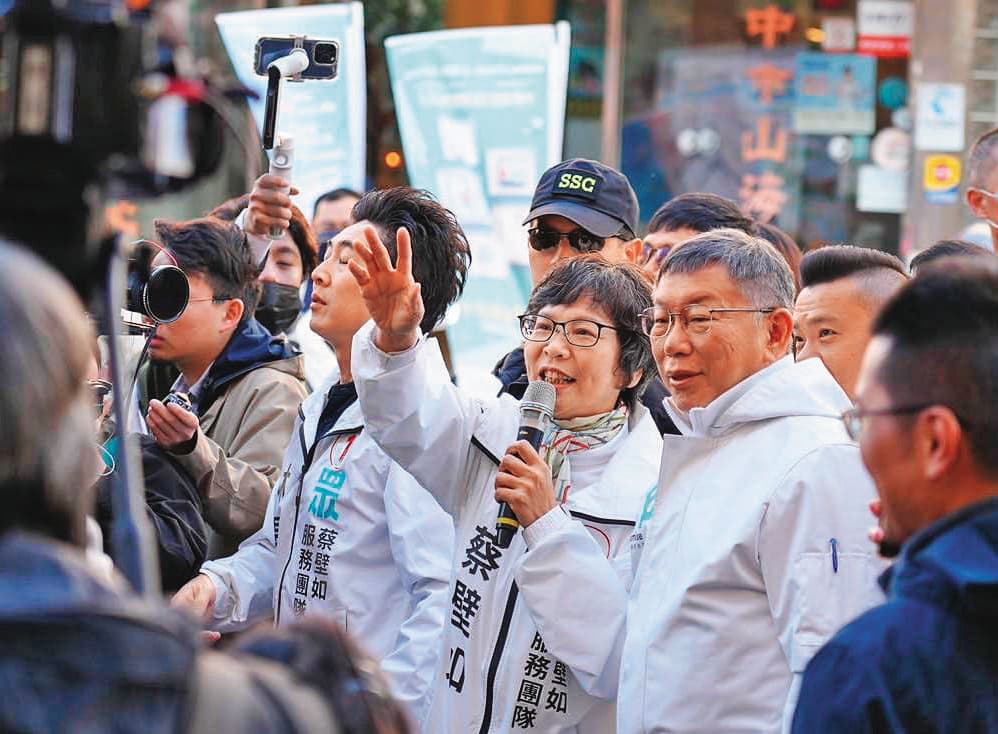 蔡壁如(右3)與柯文哲(右2)曾密不可分,她也接獲朱亞虎告知「7人210好了,感謝560」。(翻攝蔡壁如臉書)