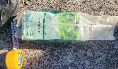 南韓濟州海岸1天內發生2次偽裝成中國鐵觀音茶葉袋的毒品可疑物。(翻攝自X@roroloyy)