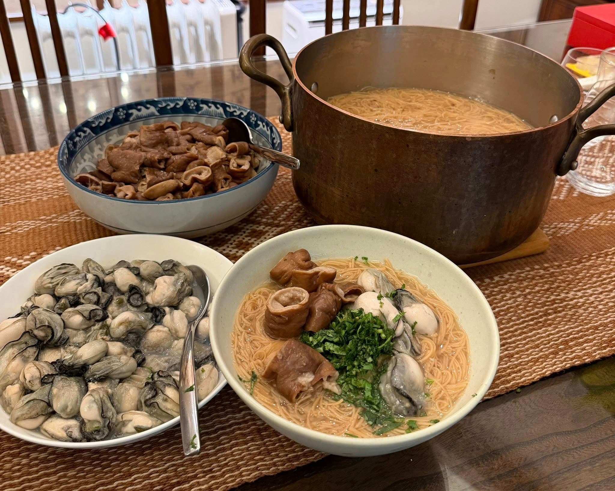 自家煮的大腸蚵仔麵線,配料豐富得不得了,麵線也沒沾底,非常好吃。