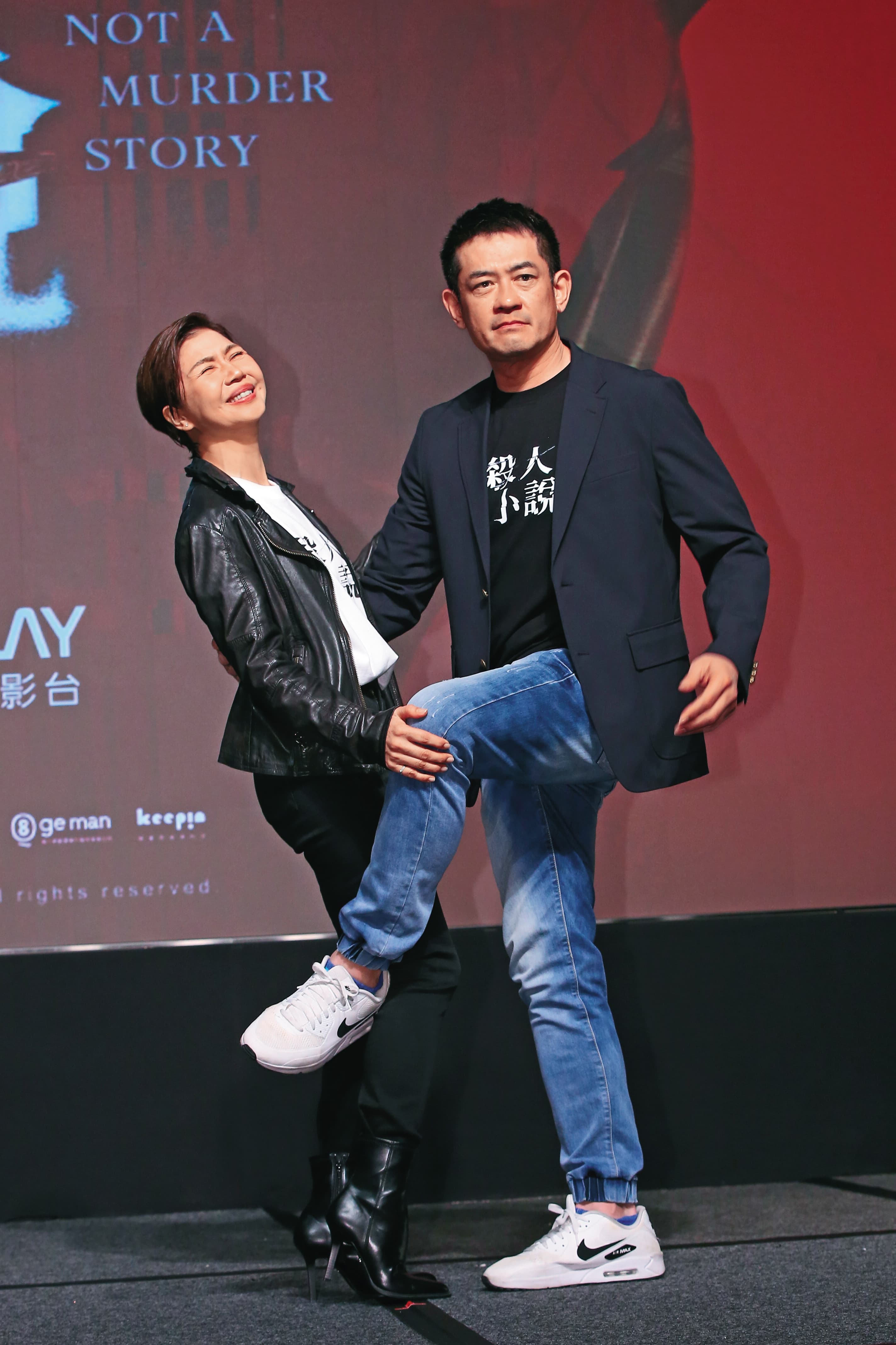 藍、綠、白三黨學學于子育(左)、柯叔元(右),「抱大腿」對政客應該很會吧?