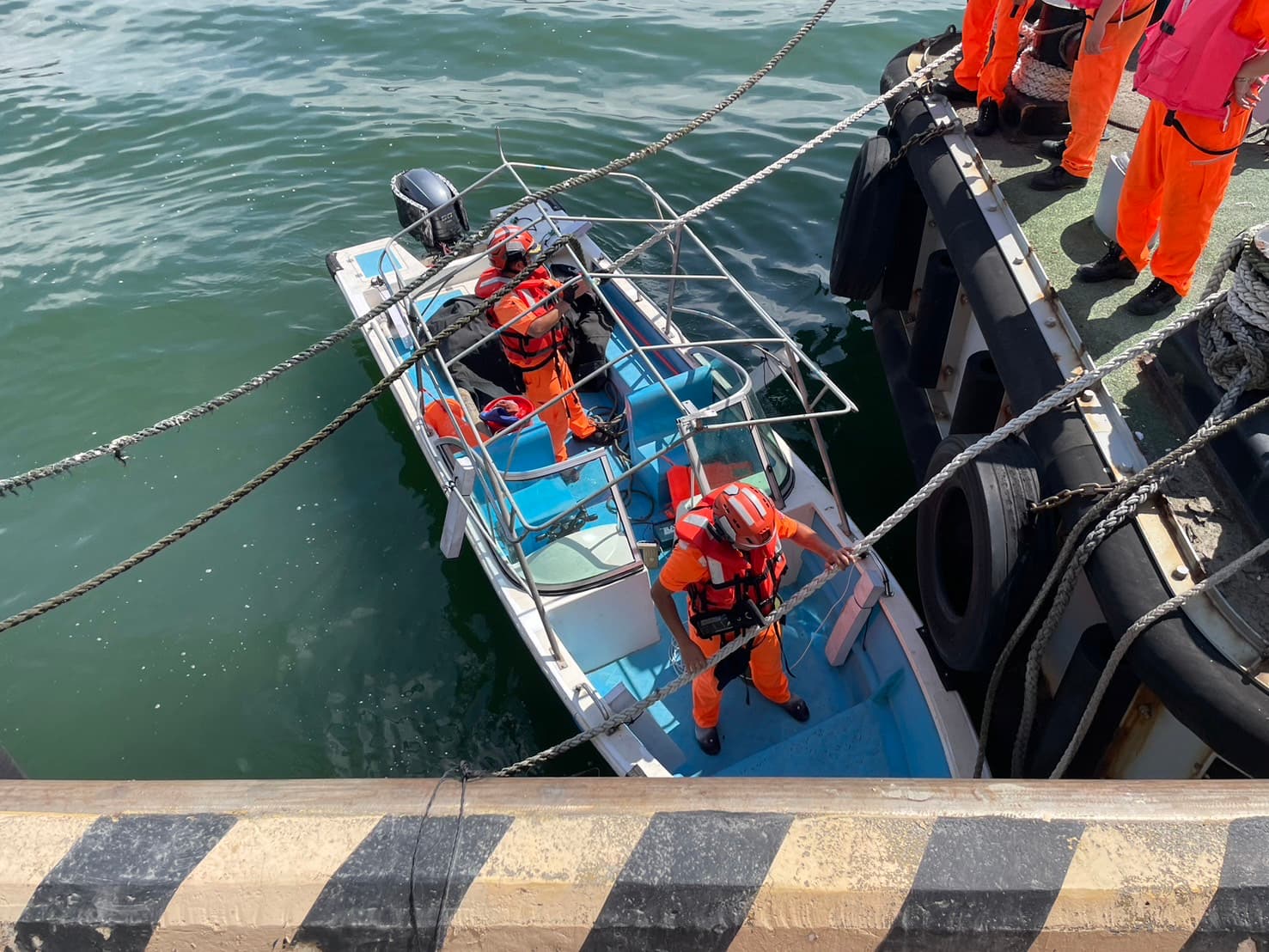 中國籍男子9日駕駛快艇直闖淡水渡船碼頭,遭質疑海巡失守。(海巡署提供)