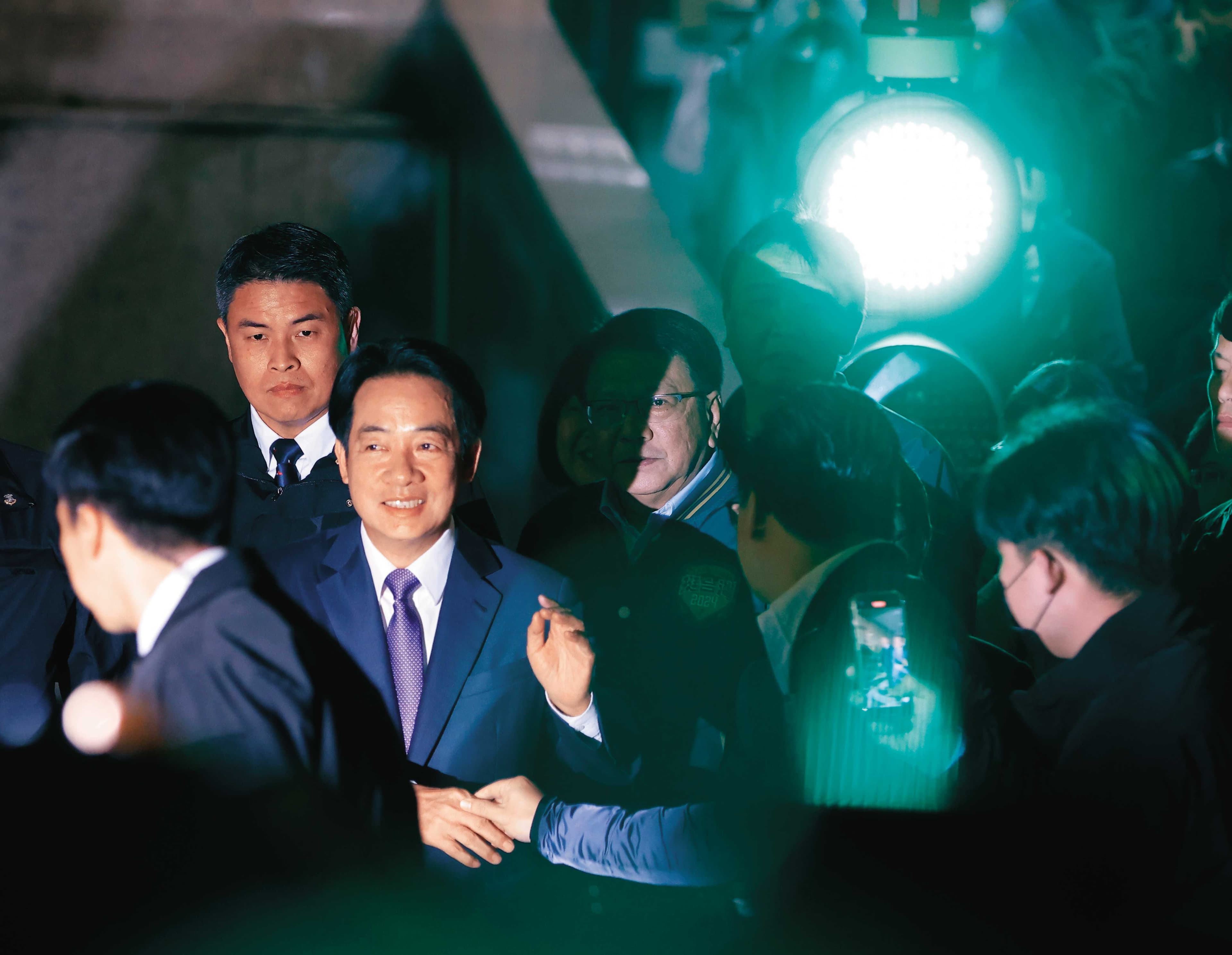 賴清德當選總統，但流失大量年輕選票、青年「由綠漂白」挺柯，焦慮在綠營內部悶燒。