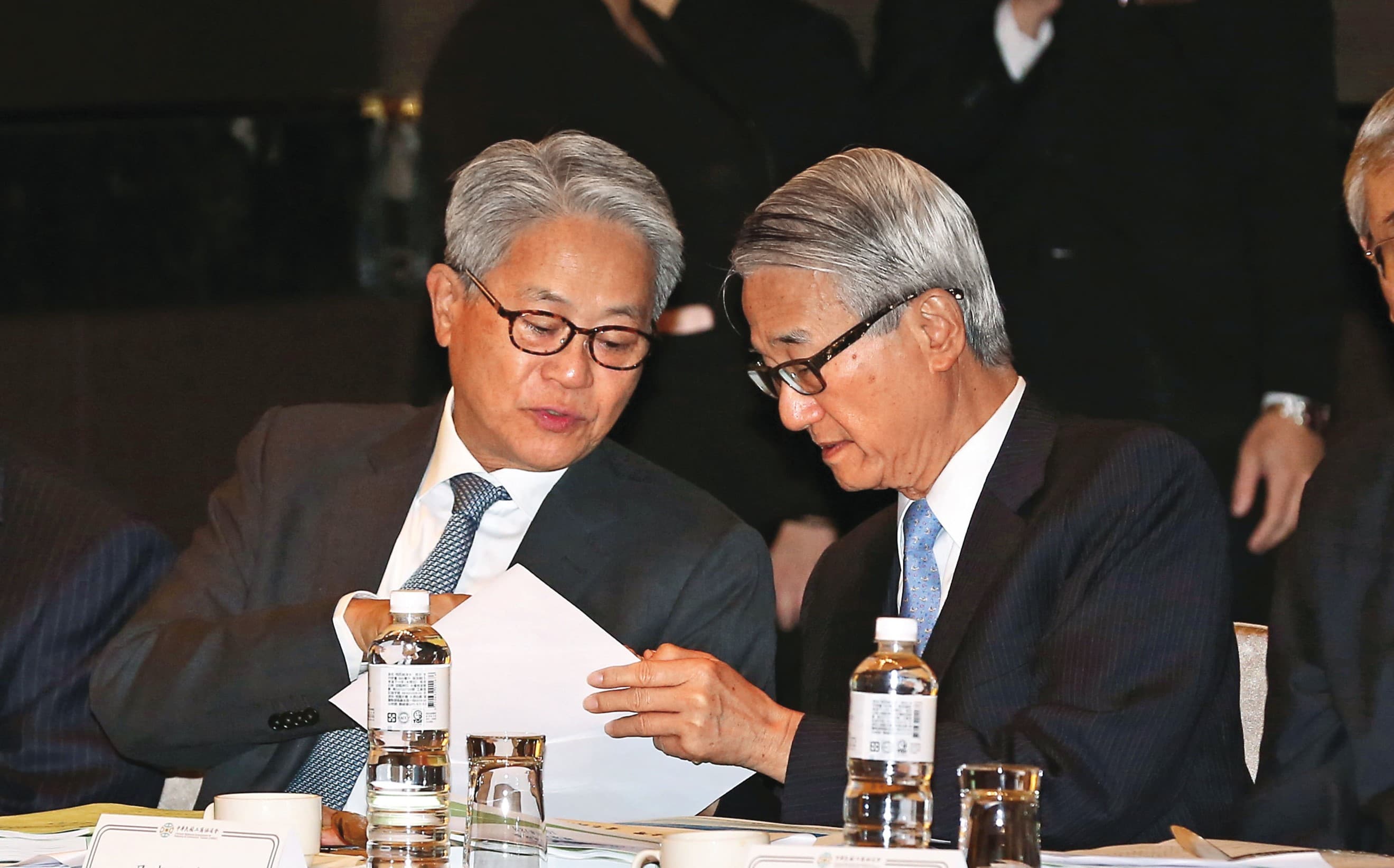 吳東進(右)丟掉新光金後一改作風,力拚後年翻盤,從吳東亮(左)手中拿回台新新光金。
