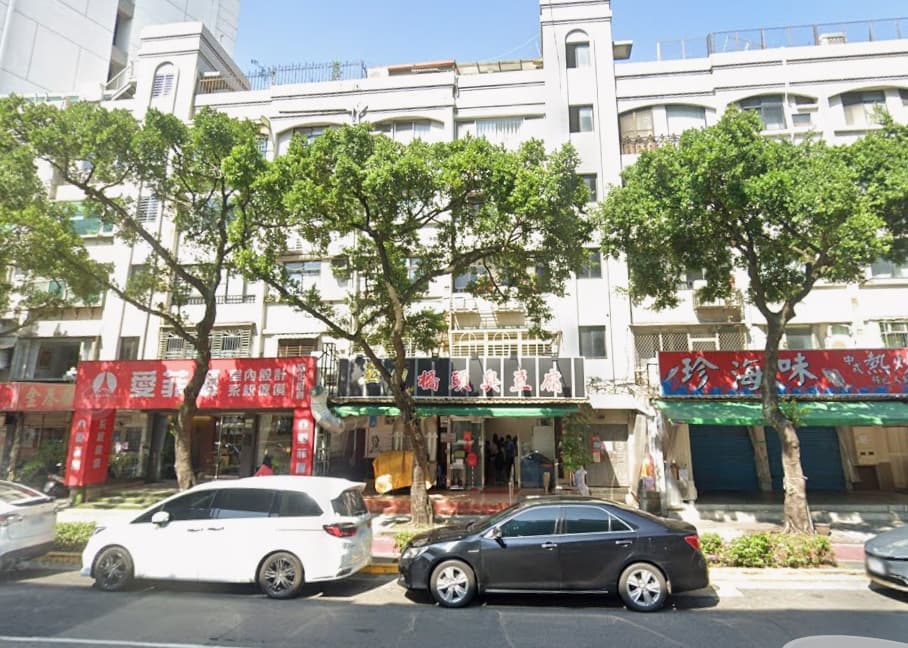 玉里橋頭臭豆腐為在台北中山區,對面就是大直美麗華,附近是連棟店面住宅,有許多住戶。(翻攝自Google Maps)
