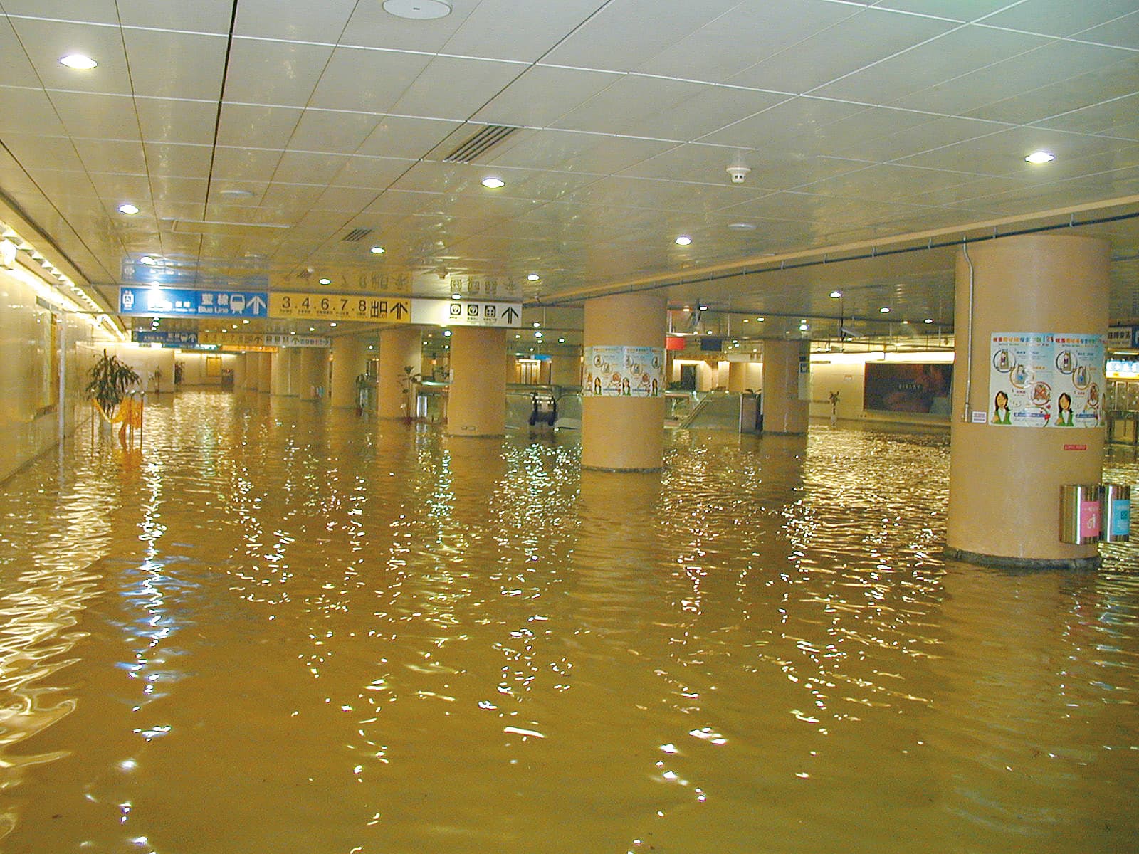 2001年9月17日,納莉颱風挾帶豪雨侵襲,造成北市捷運史上最嚴重災情。(翻攝北捷臉書粉專)