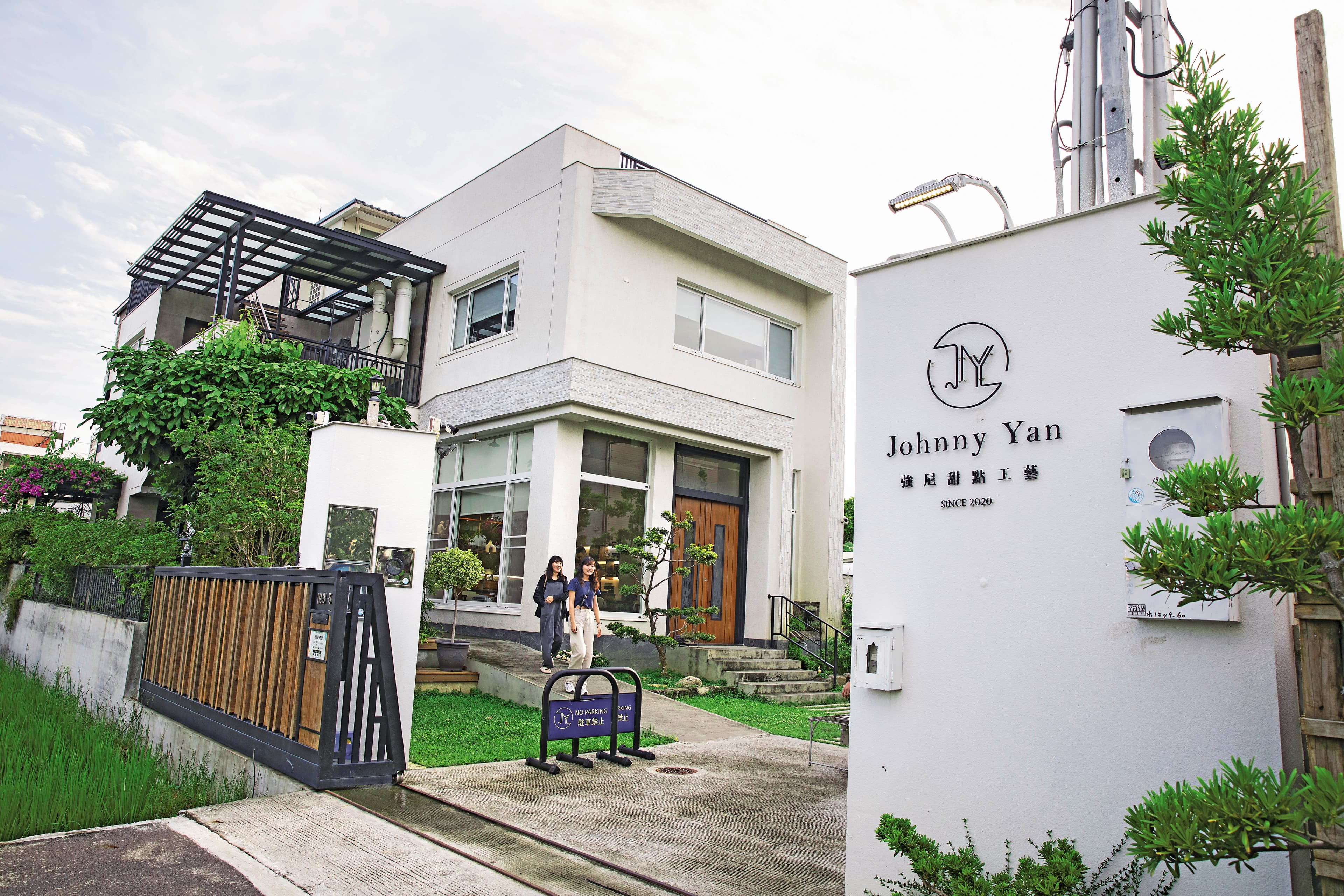 外型典雅的強尼甜點工藝門市,位於台南柳營稻田間。