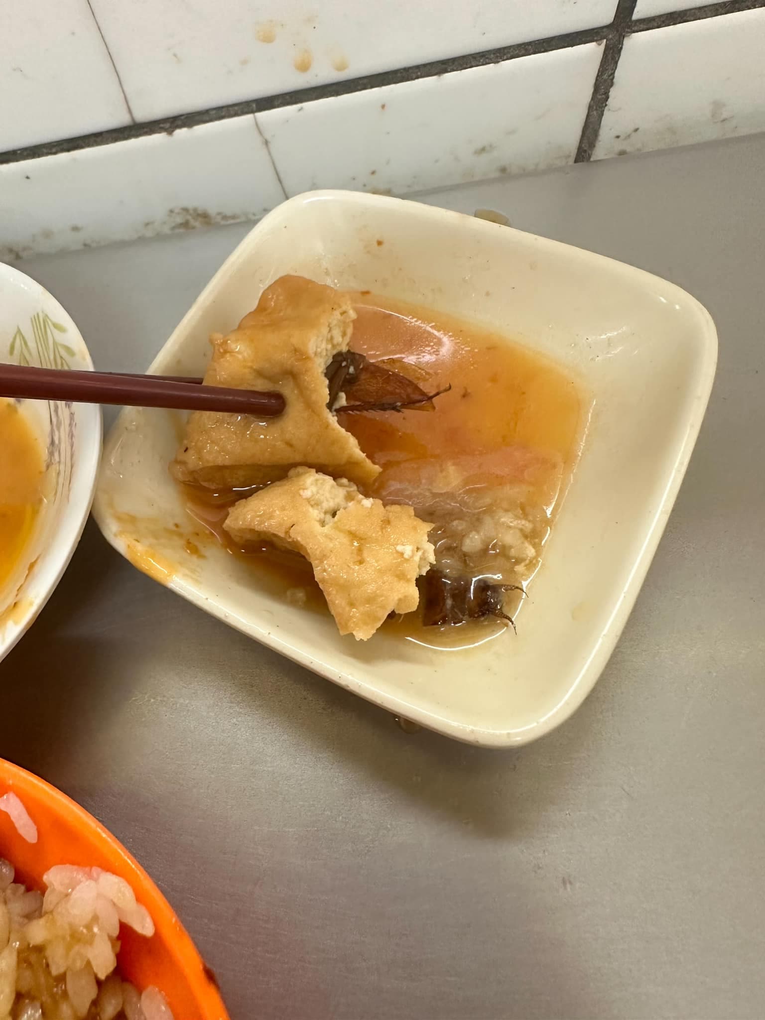 基隆廟口夜市老店「天一香」販售的油豆腐,被人爆出裡面竟有一隻完整的蟑螂。(翻攝自爆料公社二社)