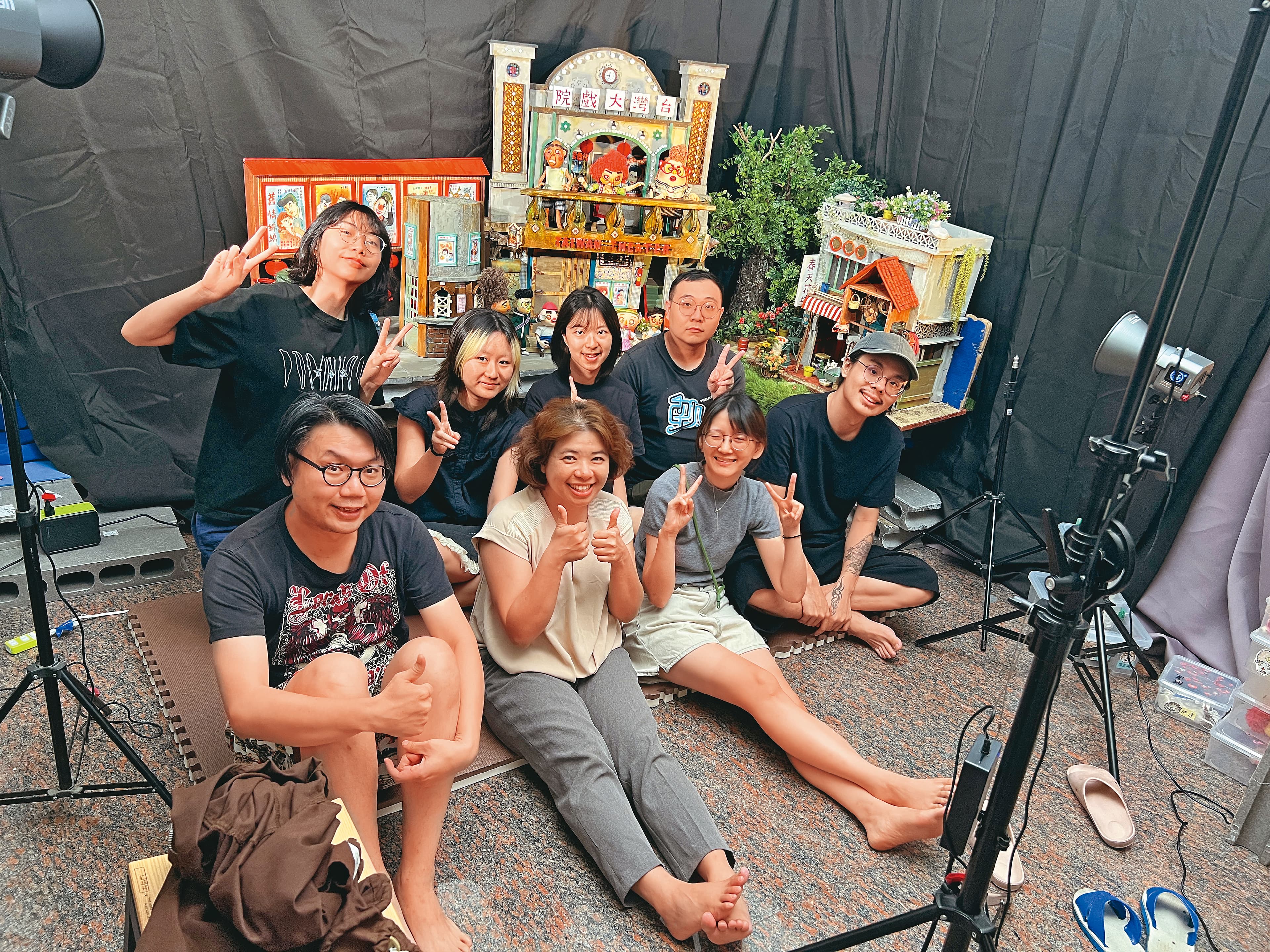 黃勻弦（前排左二）率動畫團隊，以手作人偶傳遞溫暖人情，引起跨世代觀眾共鳴。（小公視提供）