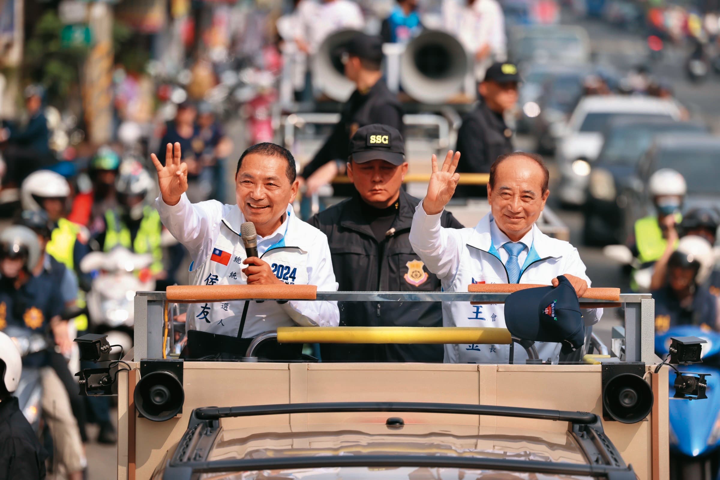 為凸顯侯友宜(左)親民特點,侯競辦近期在南部安排一系列掃街拜票行程,前立法院長王金平(右)也陪同。(侯友宜團隊提供)