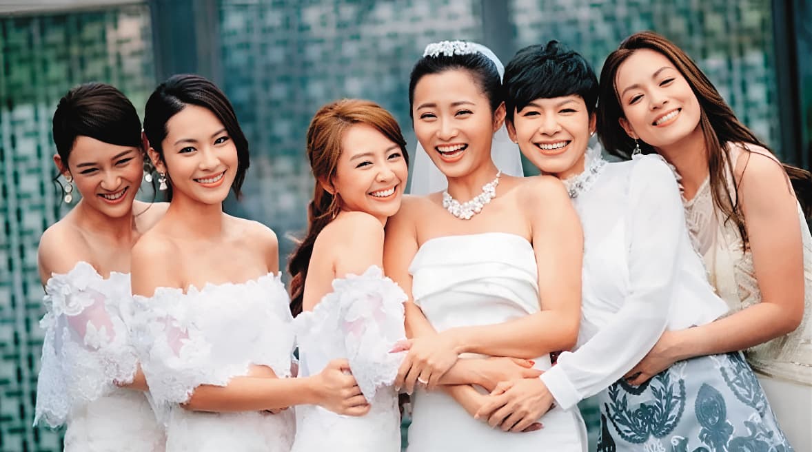 賴薇如(左三)曾是女團七朵花的成員,2021年趙小僑(右三)婚禮,眾人難得合體,只差王宇婕。(翻攝自趙小僑臉書)