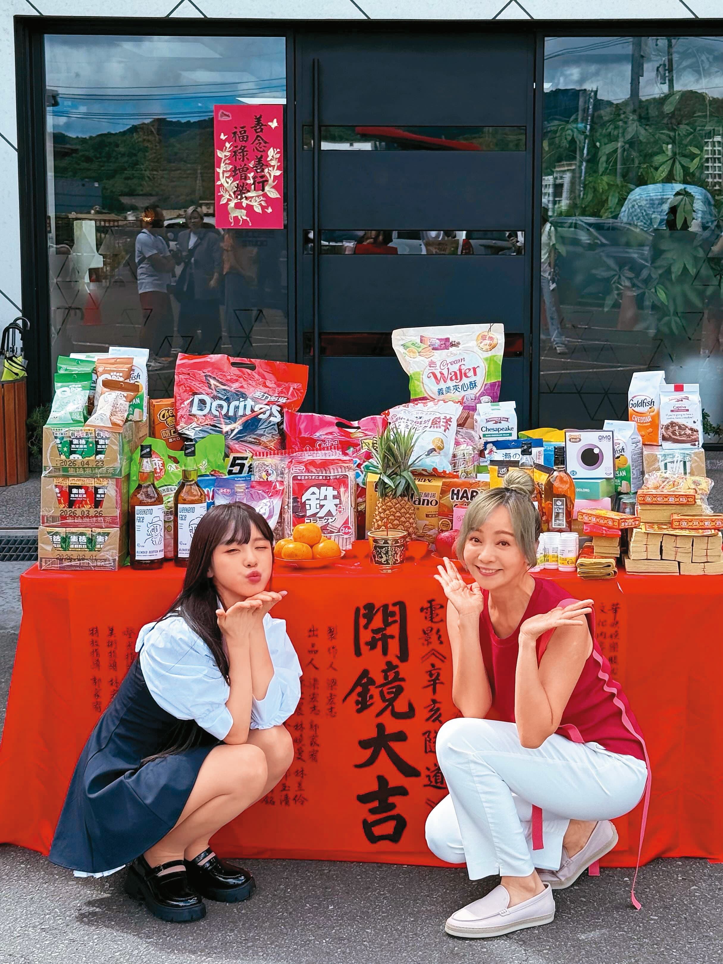 李多慧(左)首部電影《辛亥隧道》去年開鏡時,與飾演她媽媽的季芹(右)合影。 (翻攝自李多慧IG)