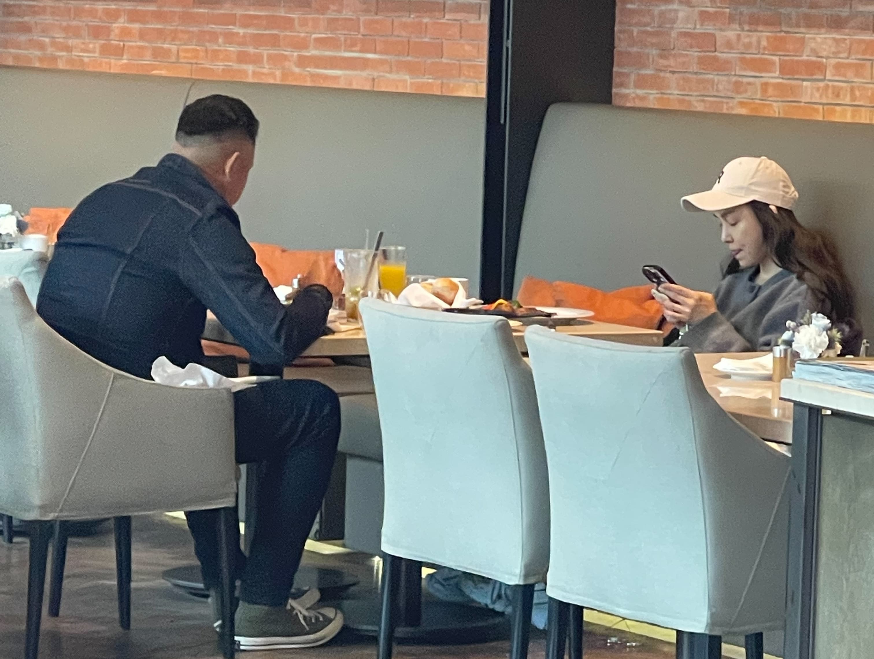 本刊曾直擊黑人（左）與范瑋琪（右）兩人在餐廳用餐，老夫老妻的模樣平實而日常。