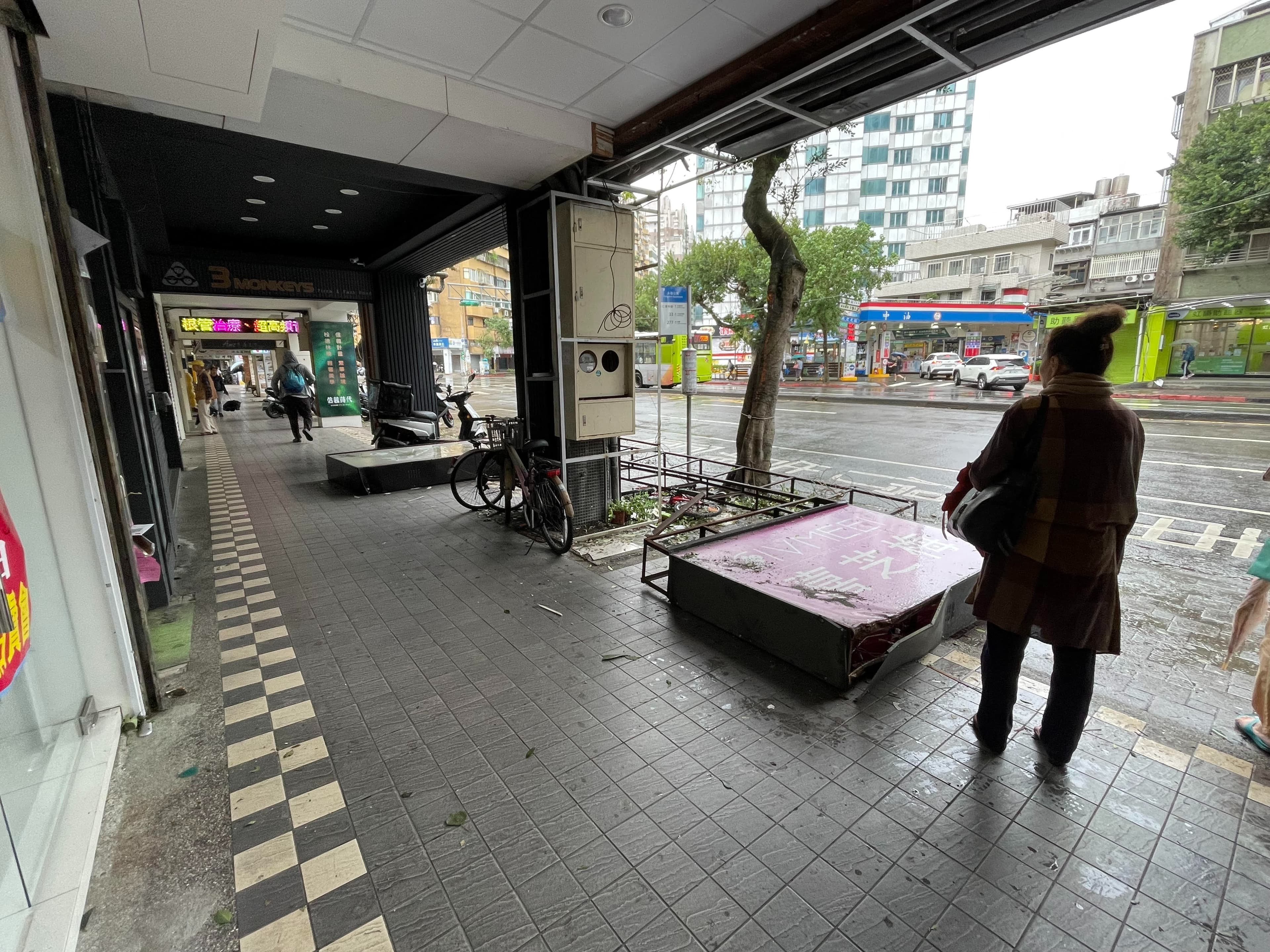 倒塌招牌先暫時移至路邊,民眾的公車等候區空間被壓縮。