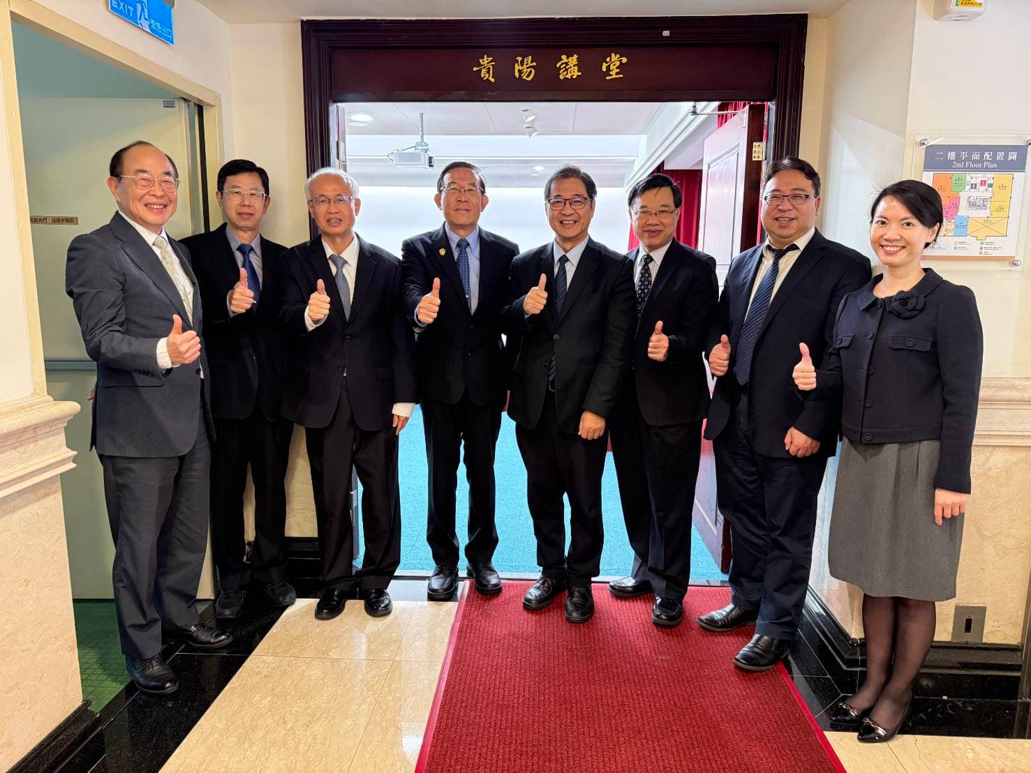 最高檢成立「法學研究中心」及「貴陽講堂」,除研究刑事實務,並舉行法學研討,可望成為國內司法學術研究重鎮,包括法務部部長鄭銘謙、臺灣高等檢察署檢察長張斗輝等人共同為揭牌。(最高檢提供)