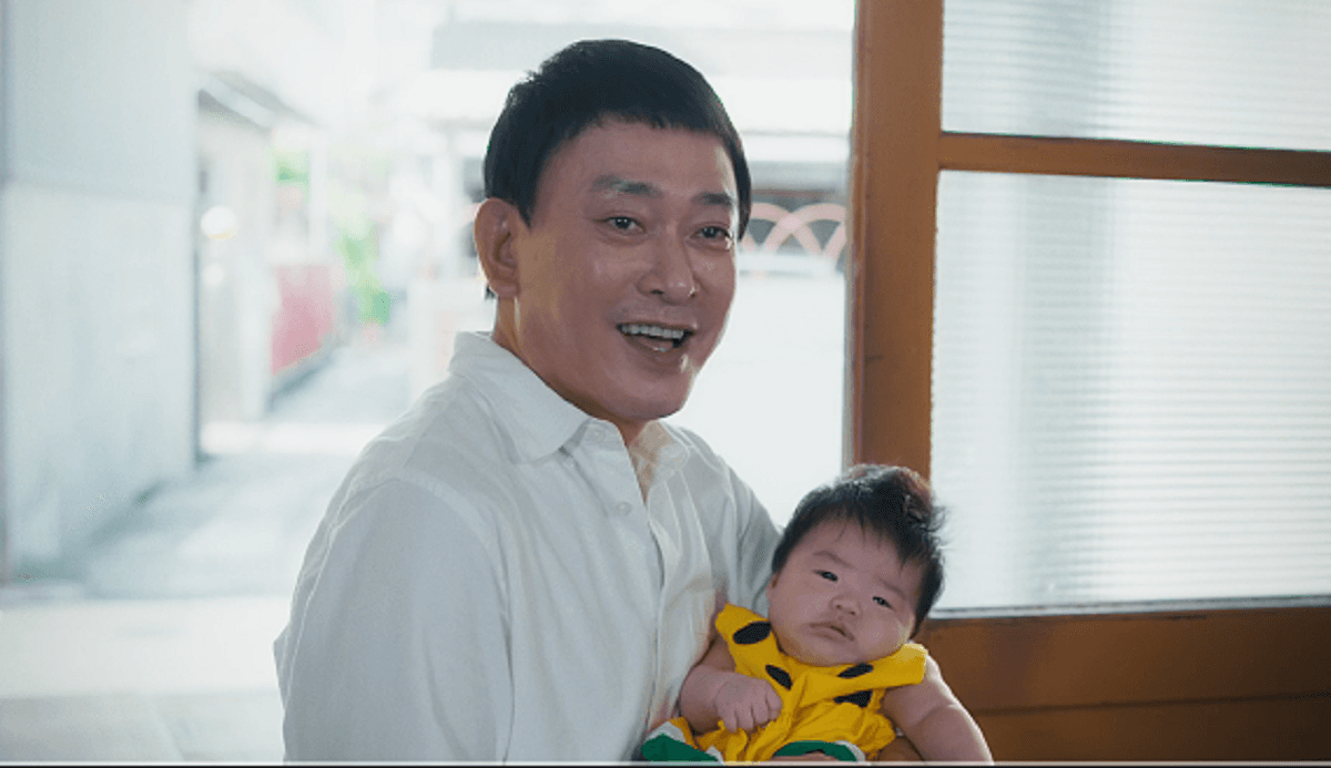 《阿叔》昨收視以紅盤收官,王識賢戲裡抱孫。(華視提供)