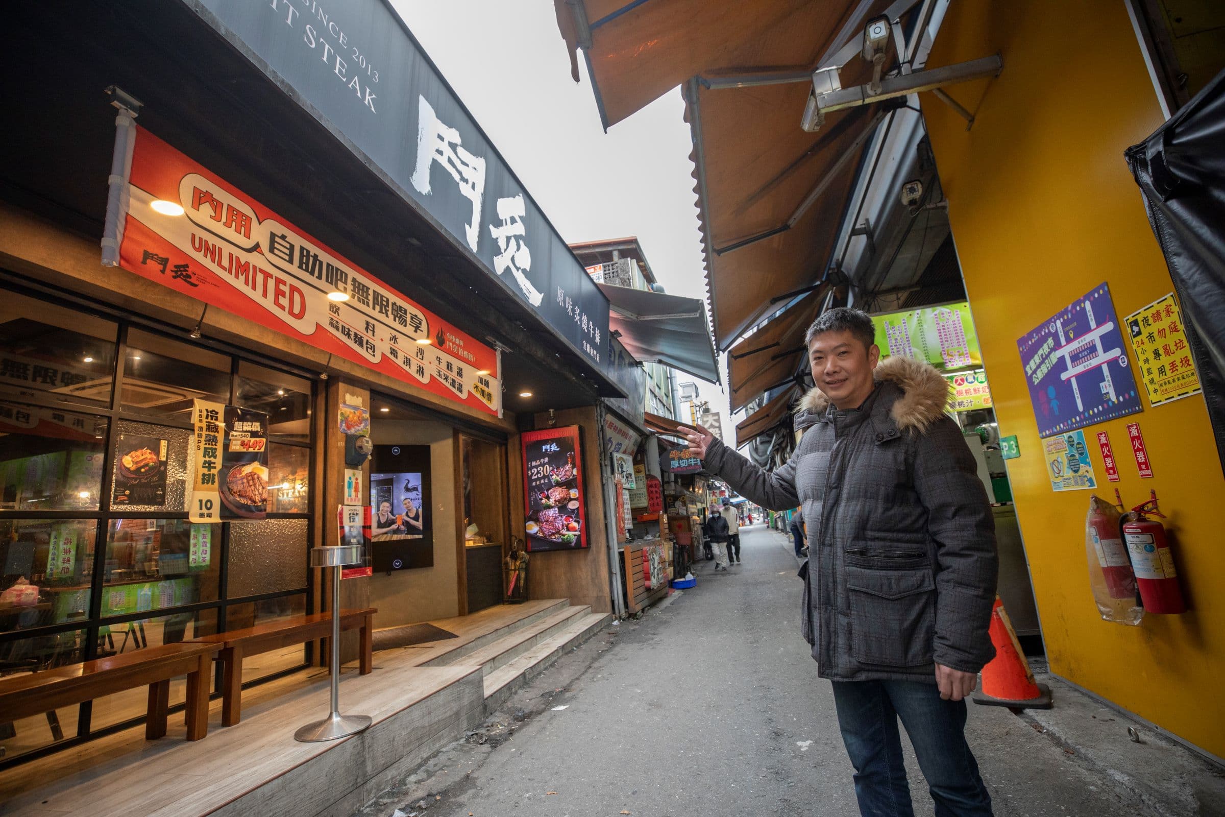 宜蘭東門夜市店是詹厚德的起家店，儘管打著平價旗號，但其實四百多元一客的牛排，在夜市裡算是高檔貨。