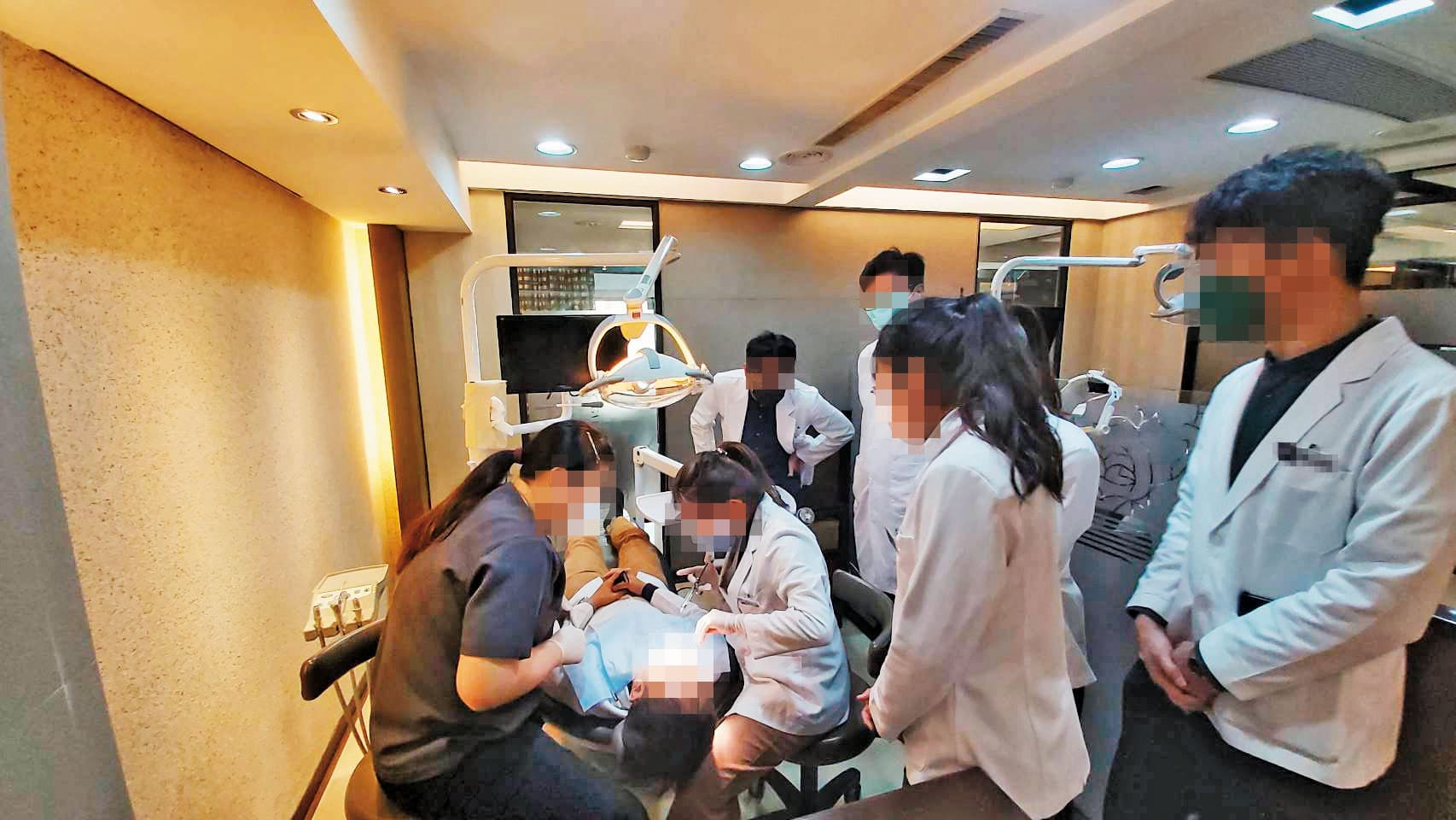 檢警查出,Abc牙醫聯盟聘密醫詐健保費,至少2.6萬人次的病患被蒙在鼓裡。圖為示意圖,非當事醫師、病患。(翻攝Abc牙醫聯盟臉書)