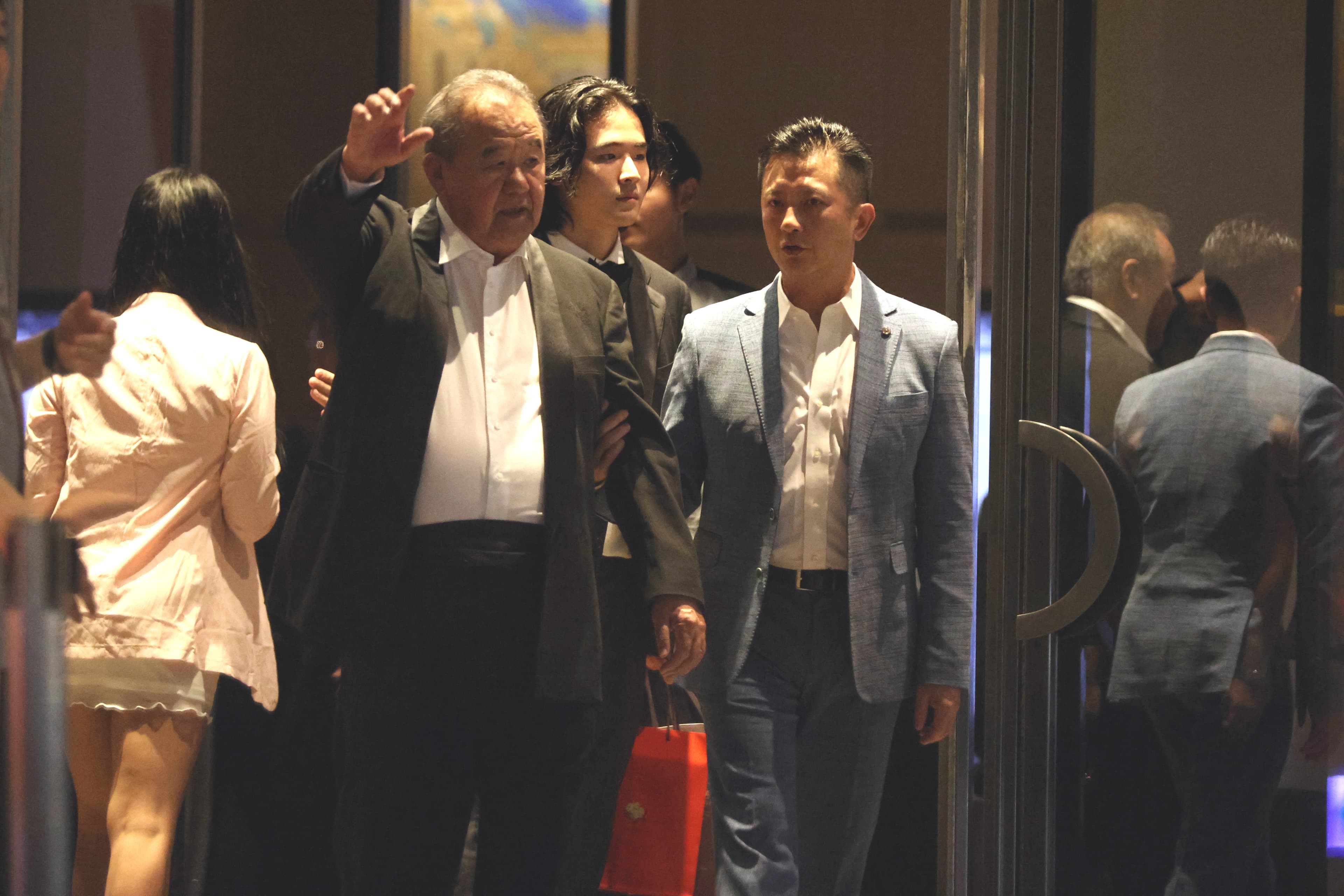 當時婚禮，徐莉玲先生林伯實（前排左）、及同母異父的二兒子林佳翰都出席。