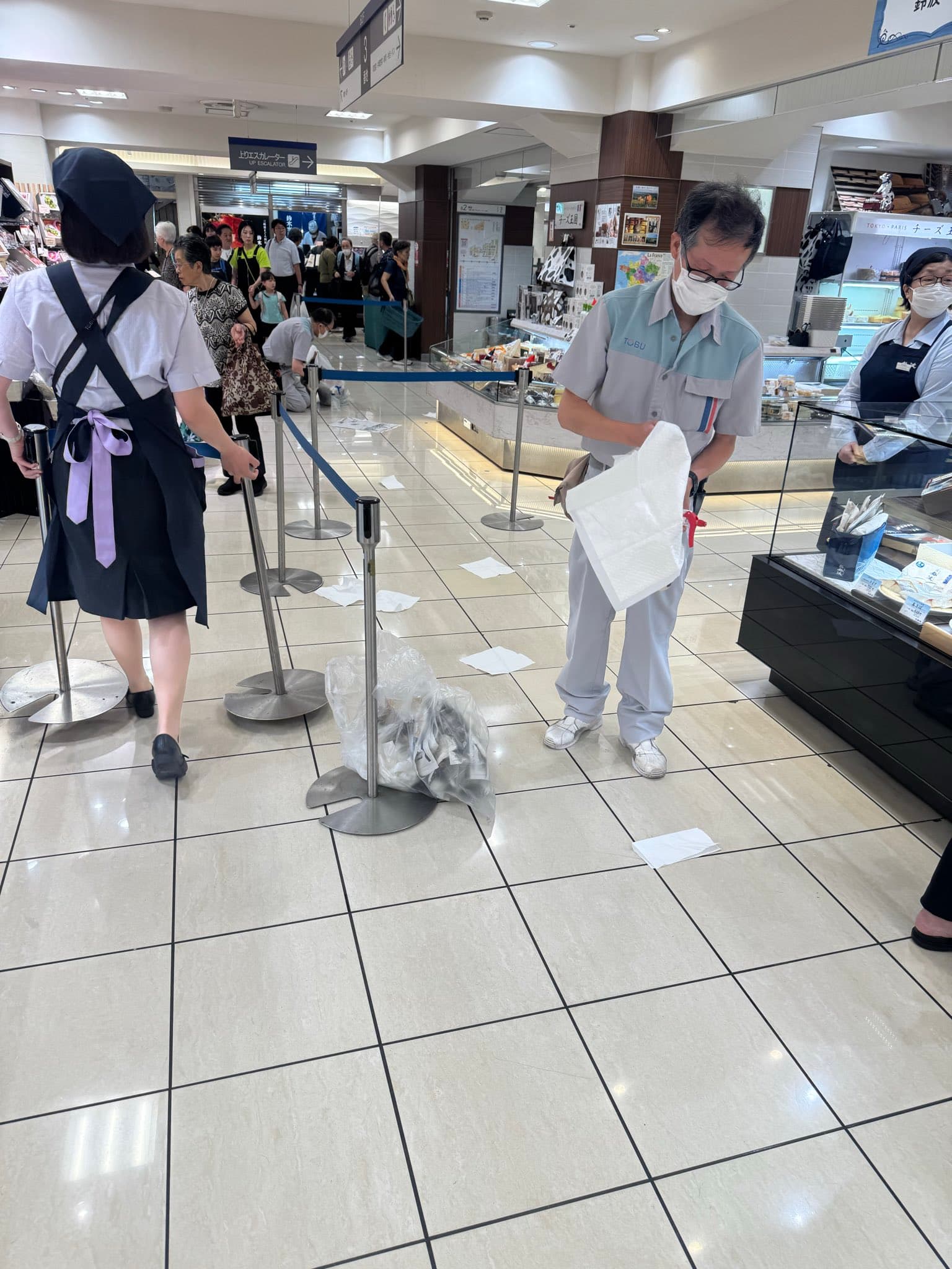 昨天池袋東武百貨的美食街竟然也驚現「排泄物」。(翻攝自X)