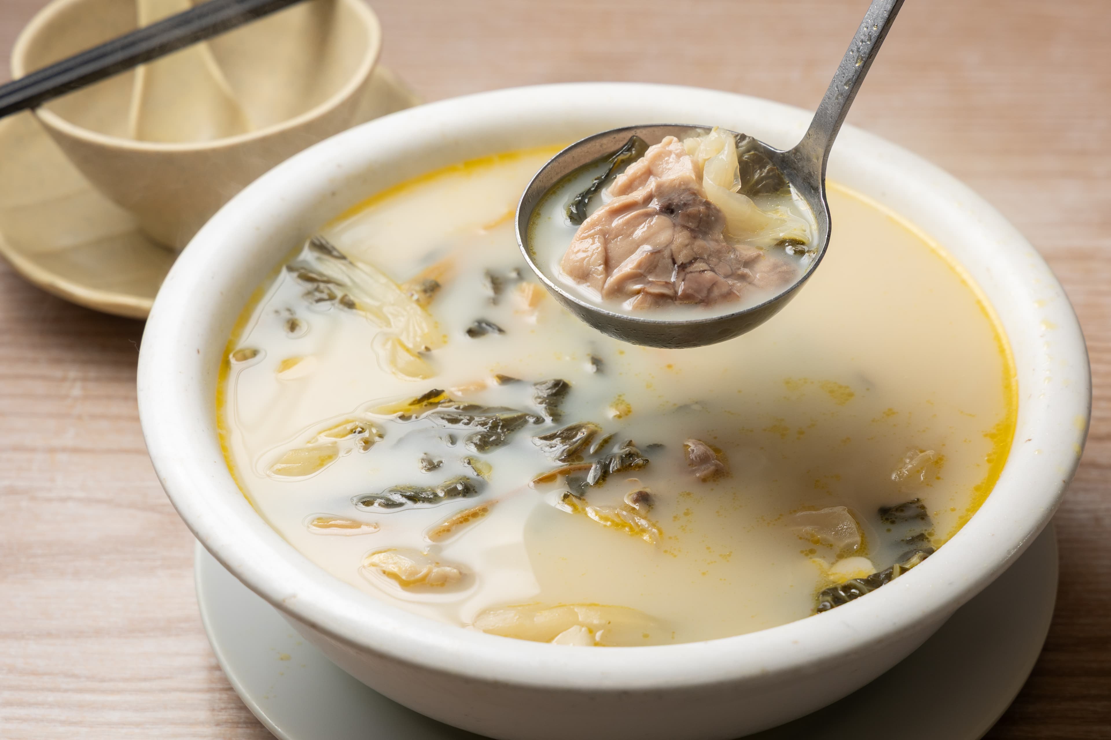 「菜乾豬肺湯」將小白菜乾加上豬肺一起煲湯,能夠滋陰潤肺。(港幣148元/份,約NT$566)