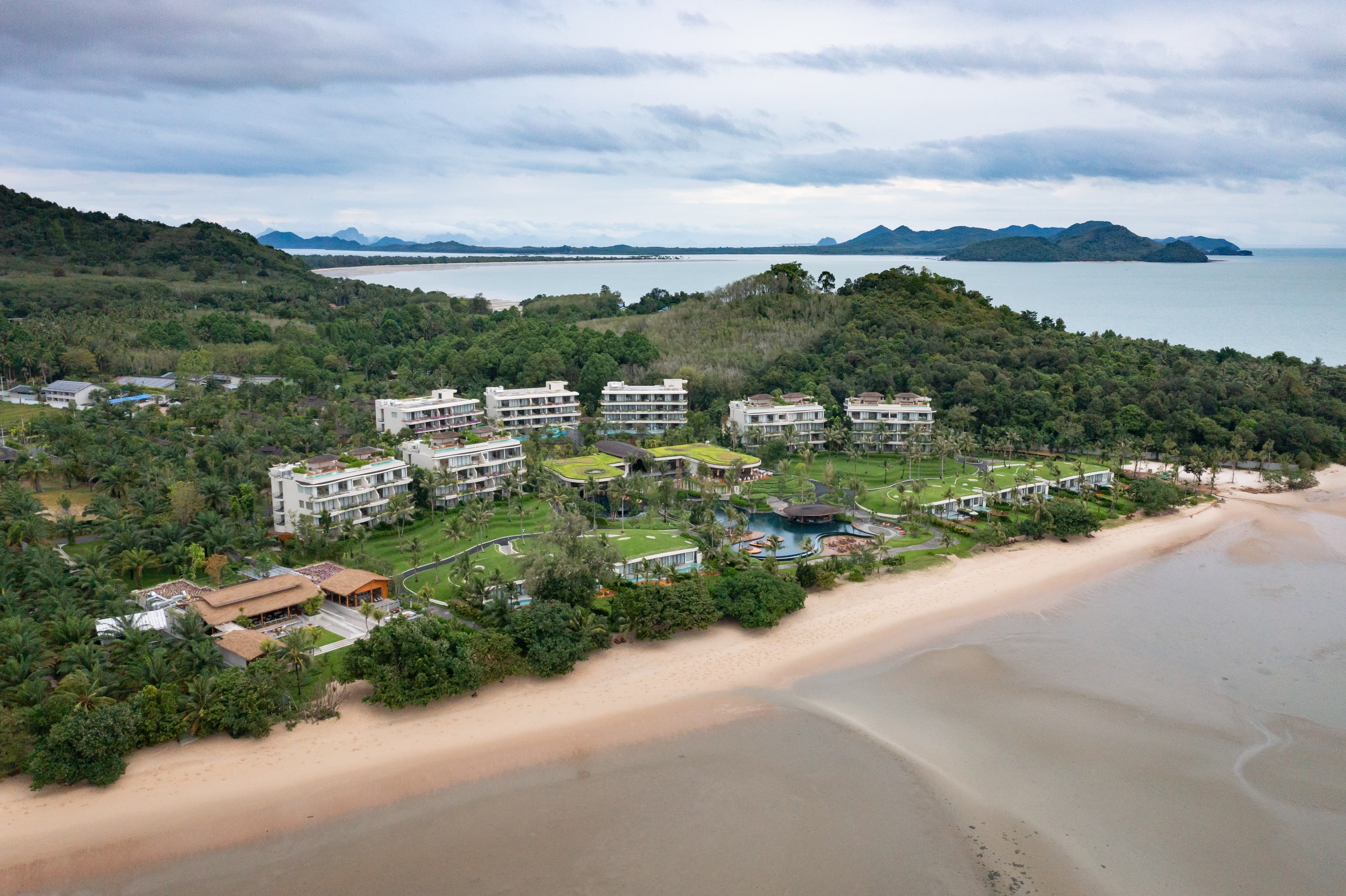 2023年8月7日新開幕的「Anantara Koh Yao Yai Resort & Villas」,是大長島規模最大的度假村,建築完全融入島嶼景觀。