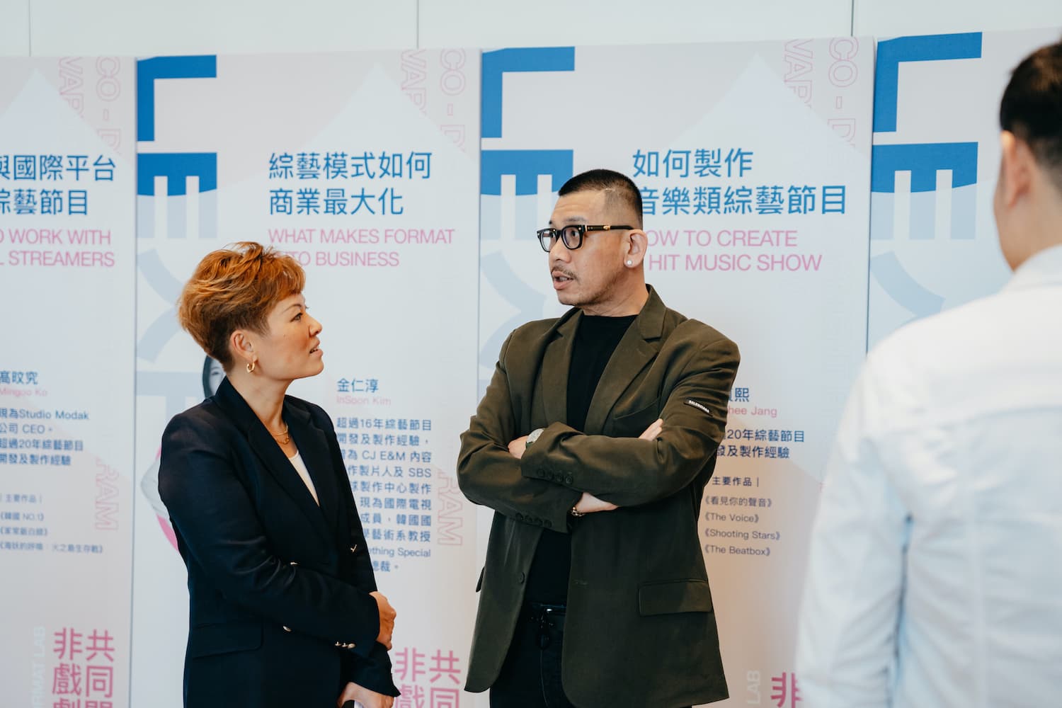 AR Asia Productions創辦人陳安怡(左)與文策院董事長蔡嘉駿(右)出席活動。 (文策院提供)