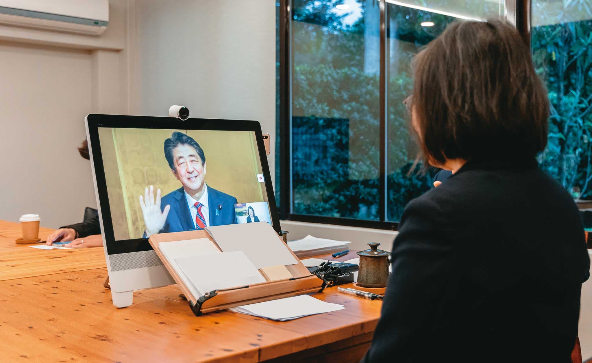 安倍遇刺前3個多月,曾在日華懇年會上與蔡英文視訊對談。(翻攝總統府flickr)