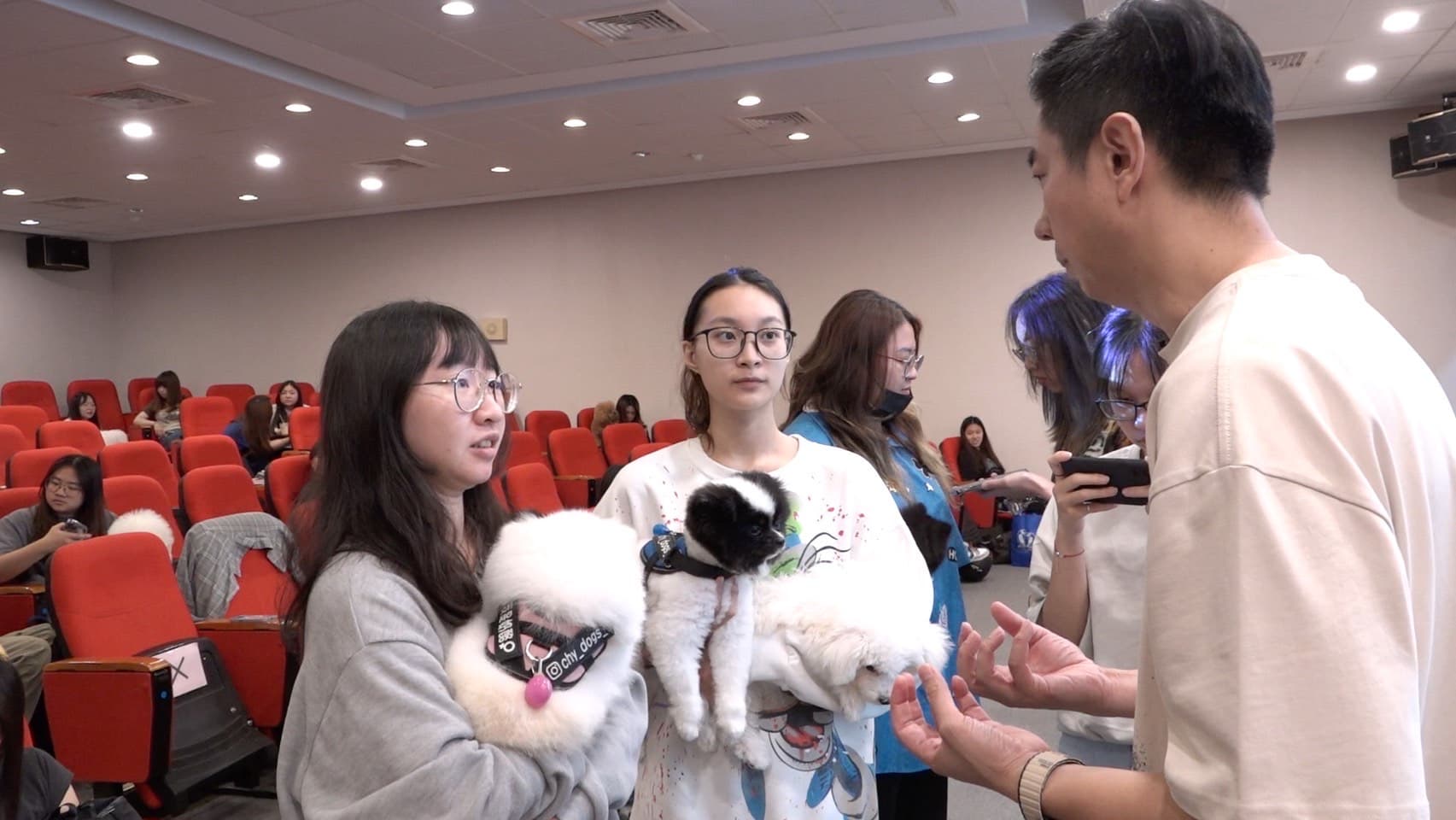 熊爸到台北海大為台灣第一的寵物系同學名人開講,笑果十足,超受歡迎。(台北海大提供)