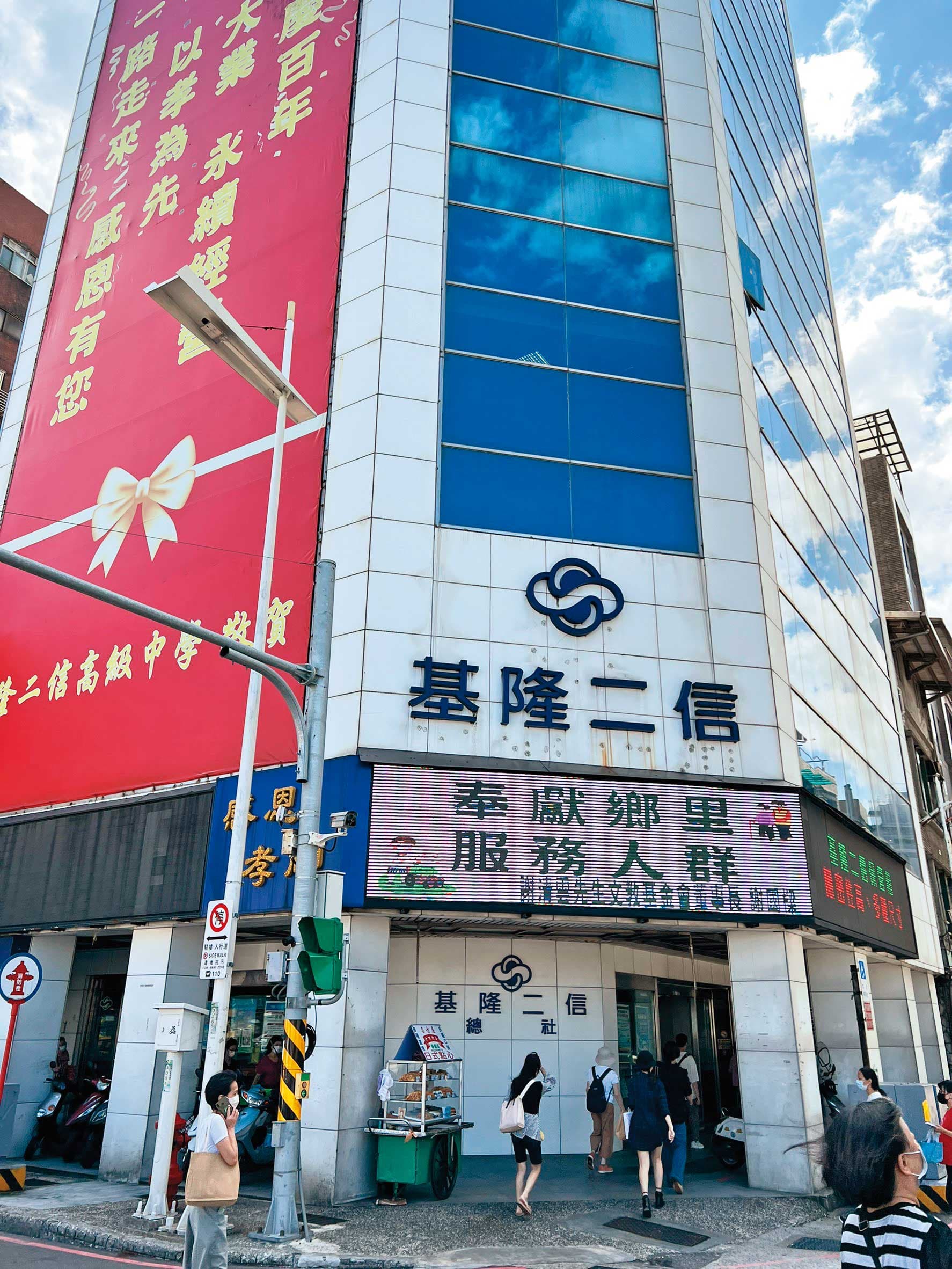 謝國樑被指控將基隆二信當作自家選舉資源,進行組織動員幫忙充人場。